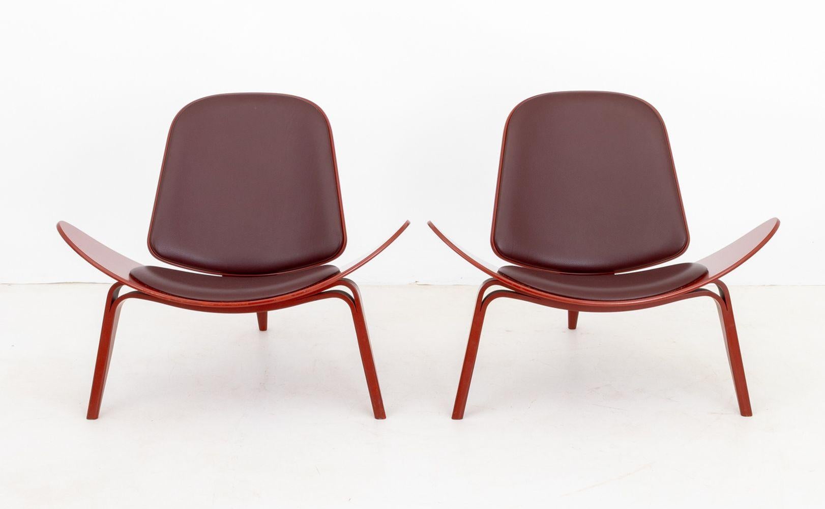 Scandinavo moderno Sedie da salotto a conchiglia Hans J. Wegner rosse CH07, coppia in vendita