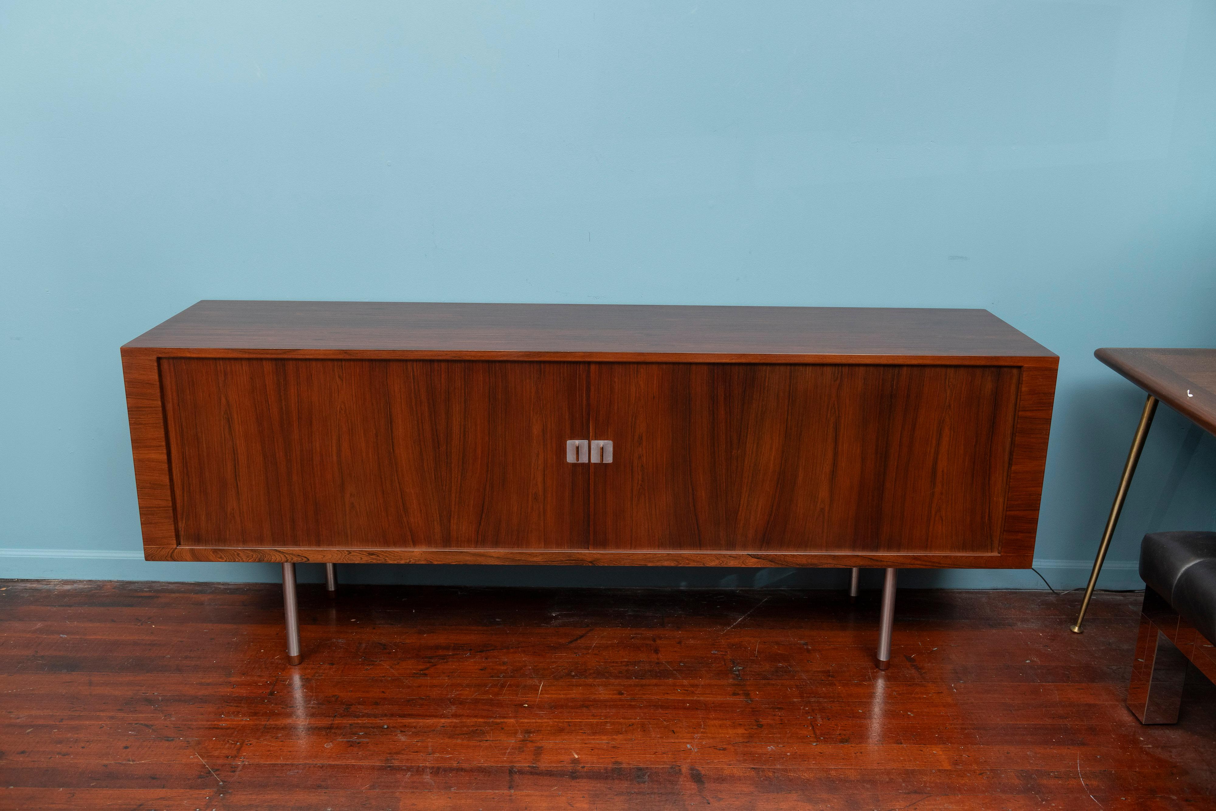 Credenza President in palissandro di Hans J. Wegner per RY-Mobler, Danimarca. Design iconico del maestro Hans Wegner in palissandro brasiliano con interni in quercia bianca. Realizzato con materiali di alta qualità e artigianato, presenta tre