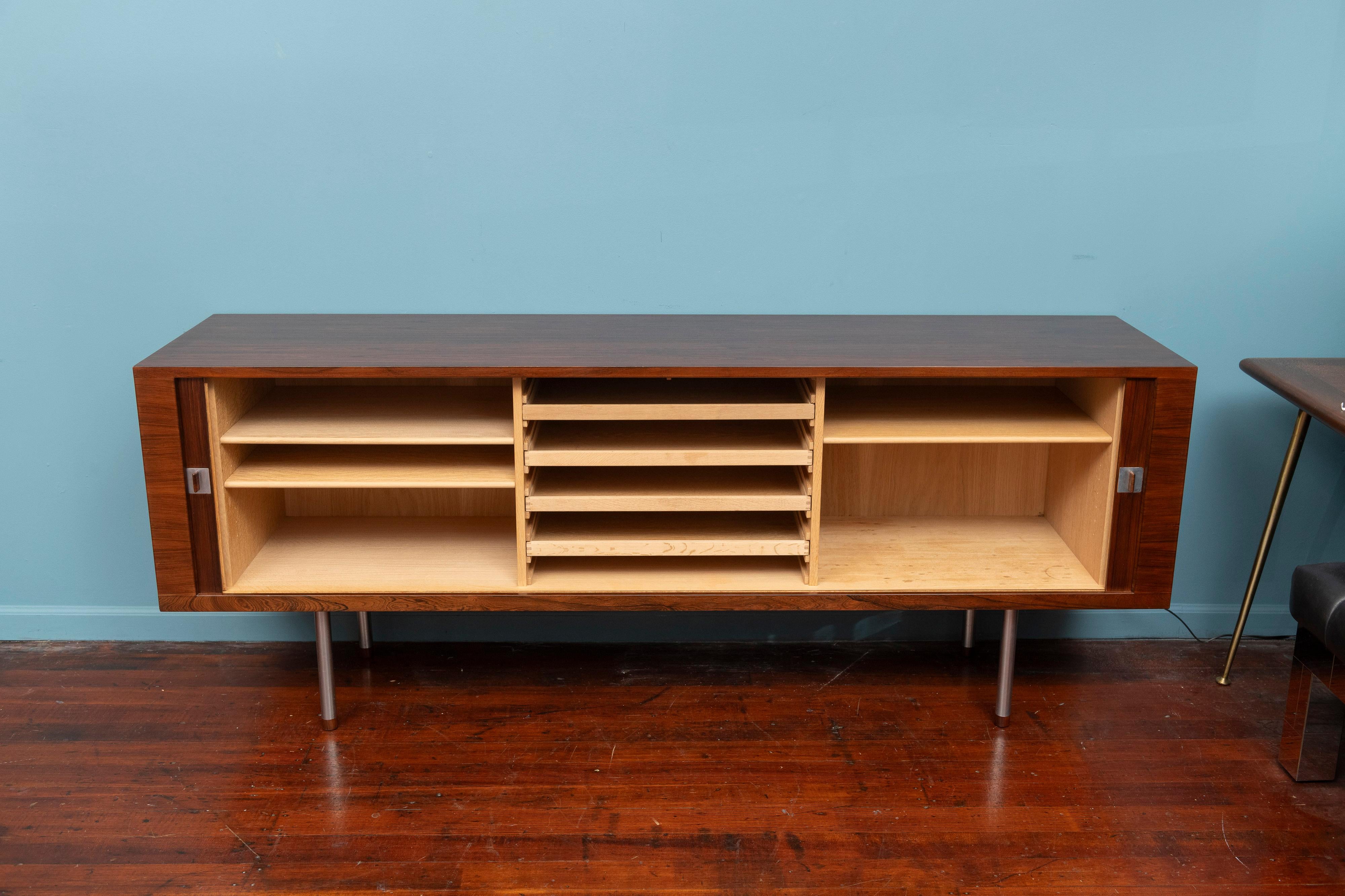 Metà XX secolo Hans J. Wegner Credenza President in legno di palissandro per RY-Mobler in vendita