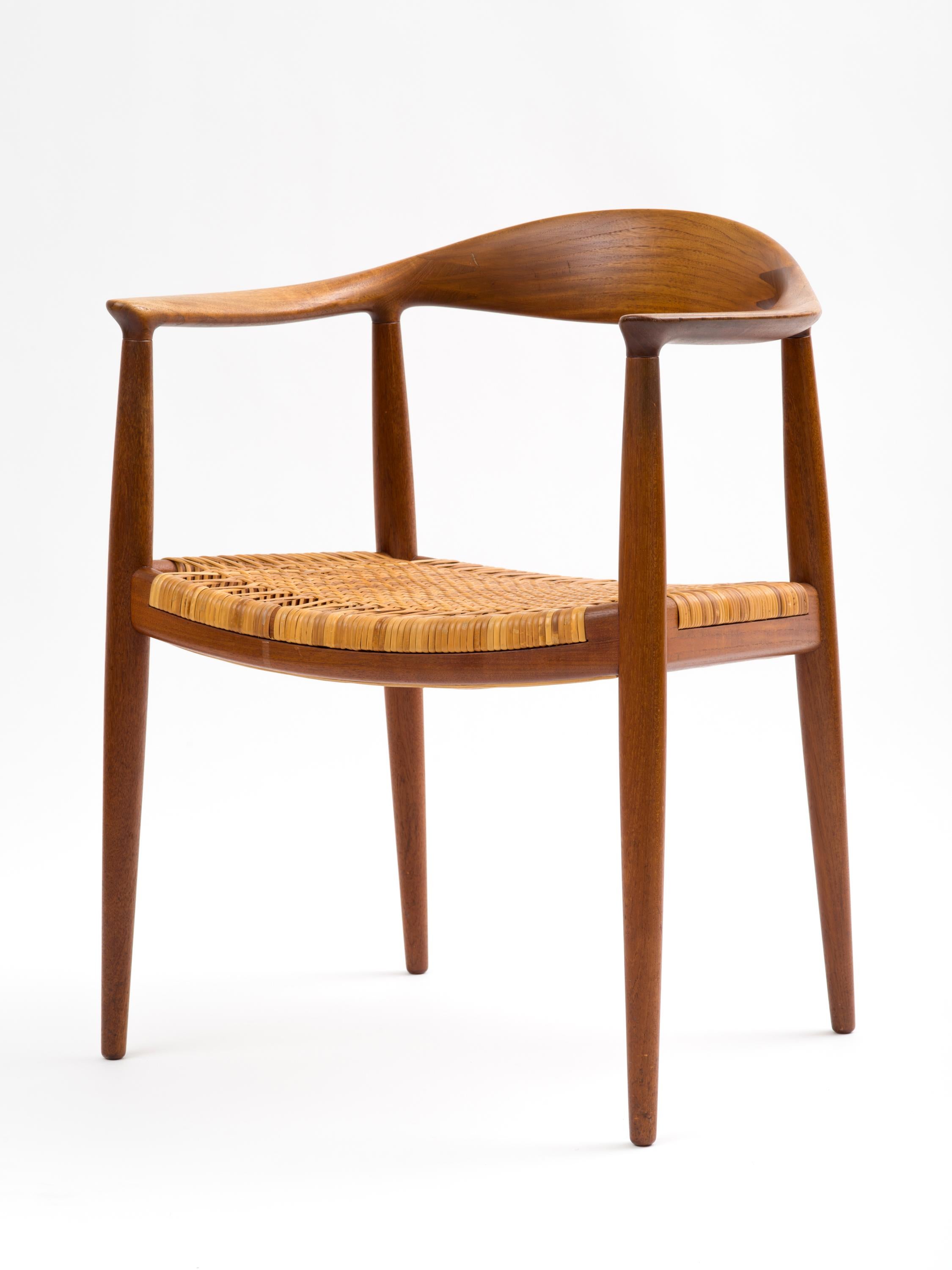 Ein wunderschönes Exemplar von Hans Wegners zeitlosem The Chair oder Round Chair, gebaut von dem Tischler Johannes Hansen, aus massivem Teakholz mit dem originalen Sitz aus Schilfrohr. Der Rohrstock ist zu 95 % intakt, und die wenigen Pausen, die es