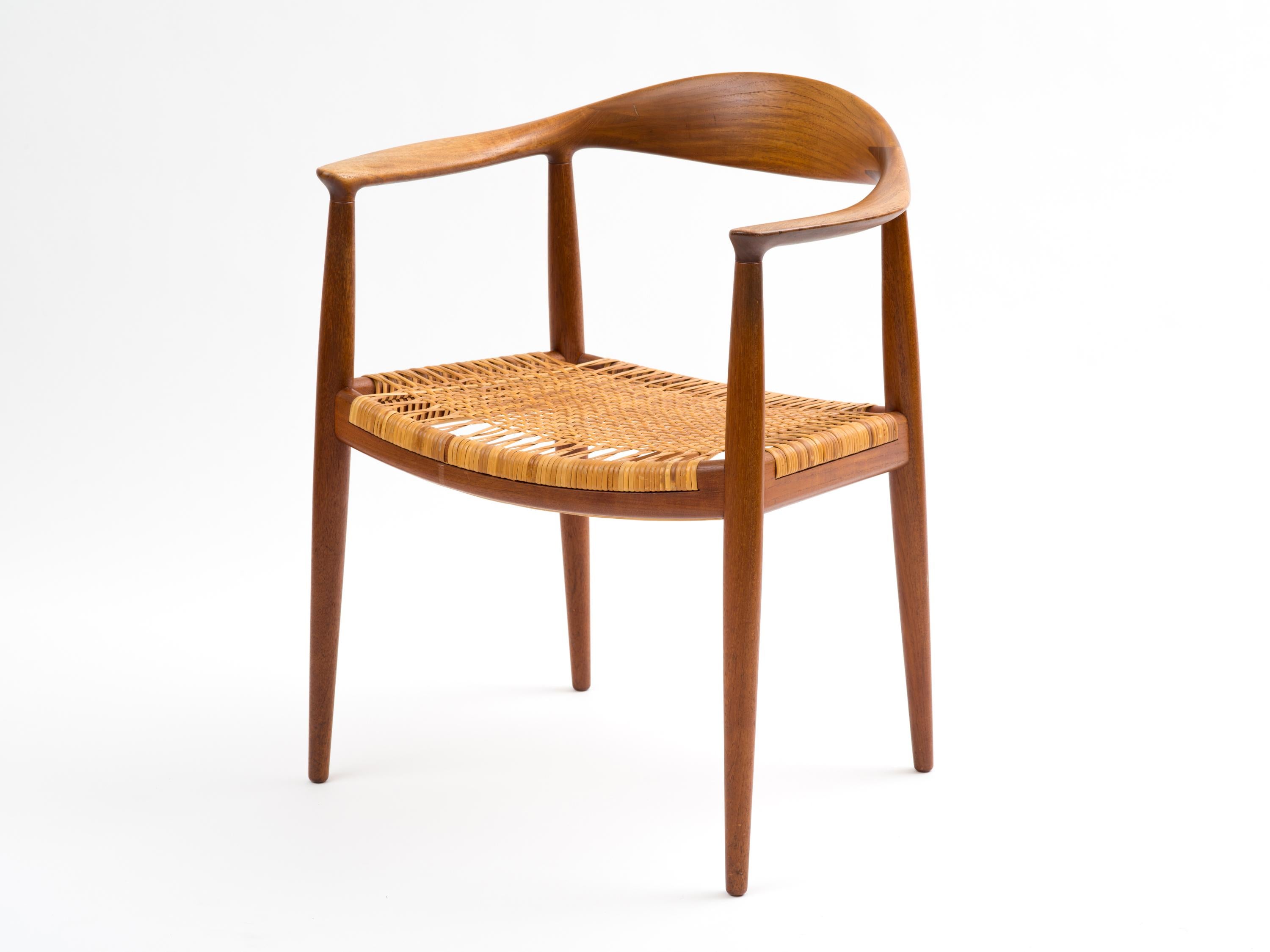 Scandinave moderne Hans J Wegner La chaise modèle JH501 en teck avec assise en rotin d'origine  en vente
