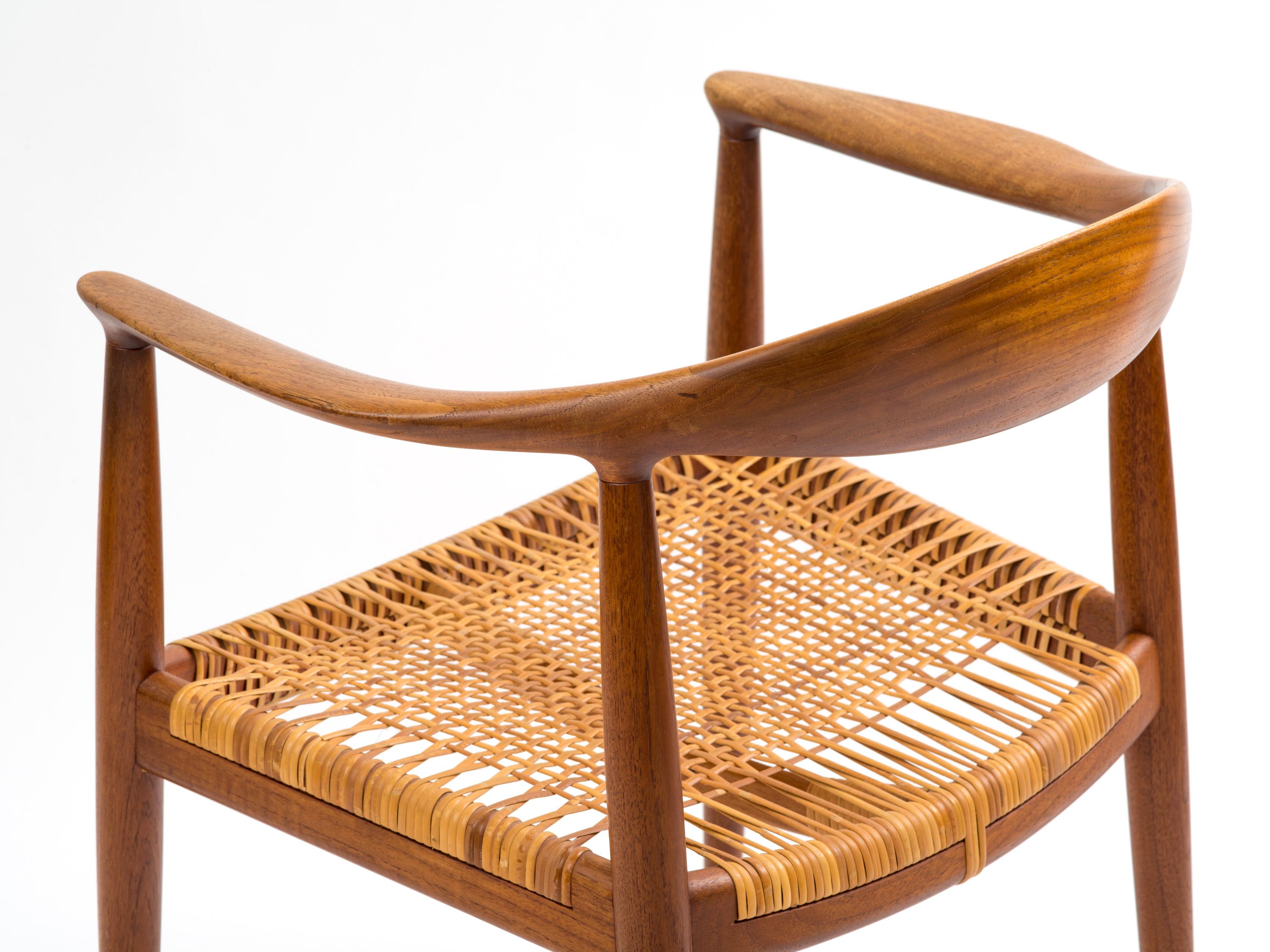 Milieu du XXe siècle Hans J Wegner La chaise modèle JH501 en teck avec assise en rotin d'origine  en vente