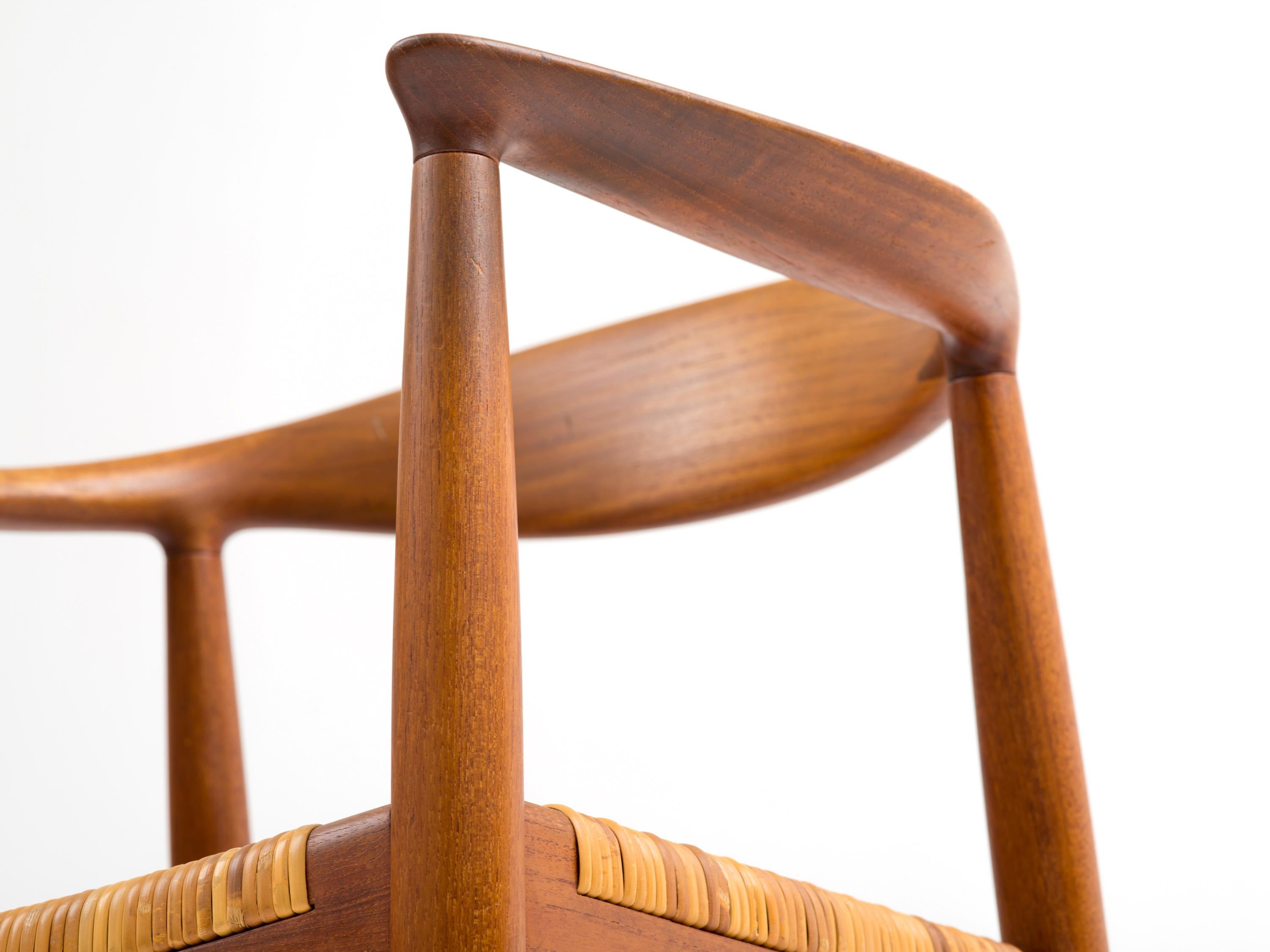 Sedia Hans J. Wegner modello JH501 in teak con seduta originale in canna in vendita 2