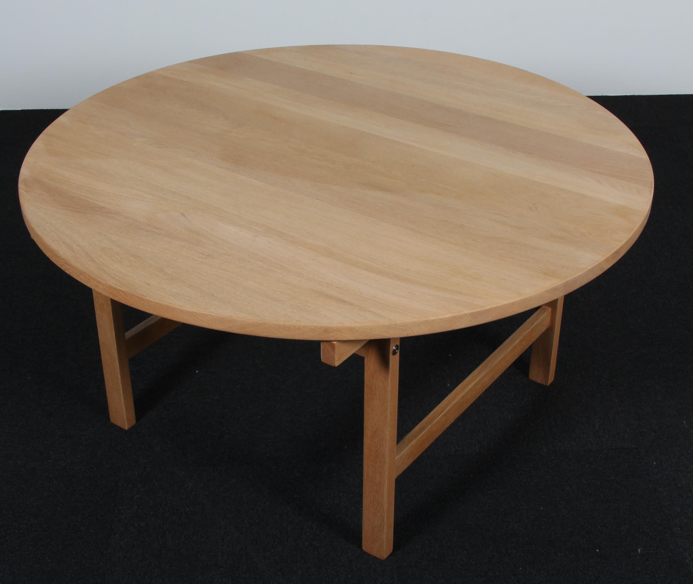 Canapé Hans J. Wegner avec plateau de table solide et cadre en chêne traité au savon.

Fabriqué par PP møbler.