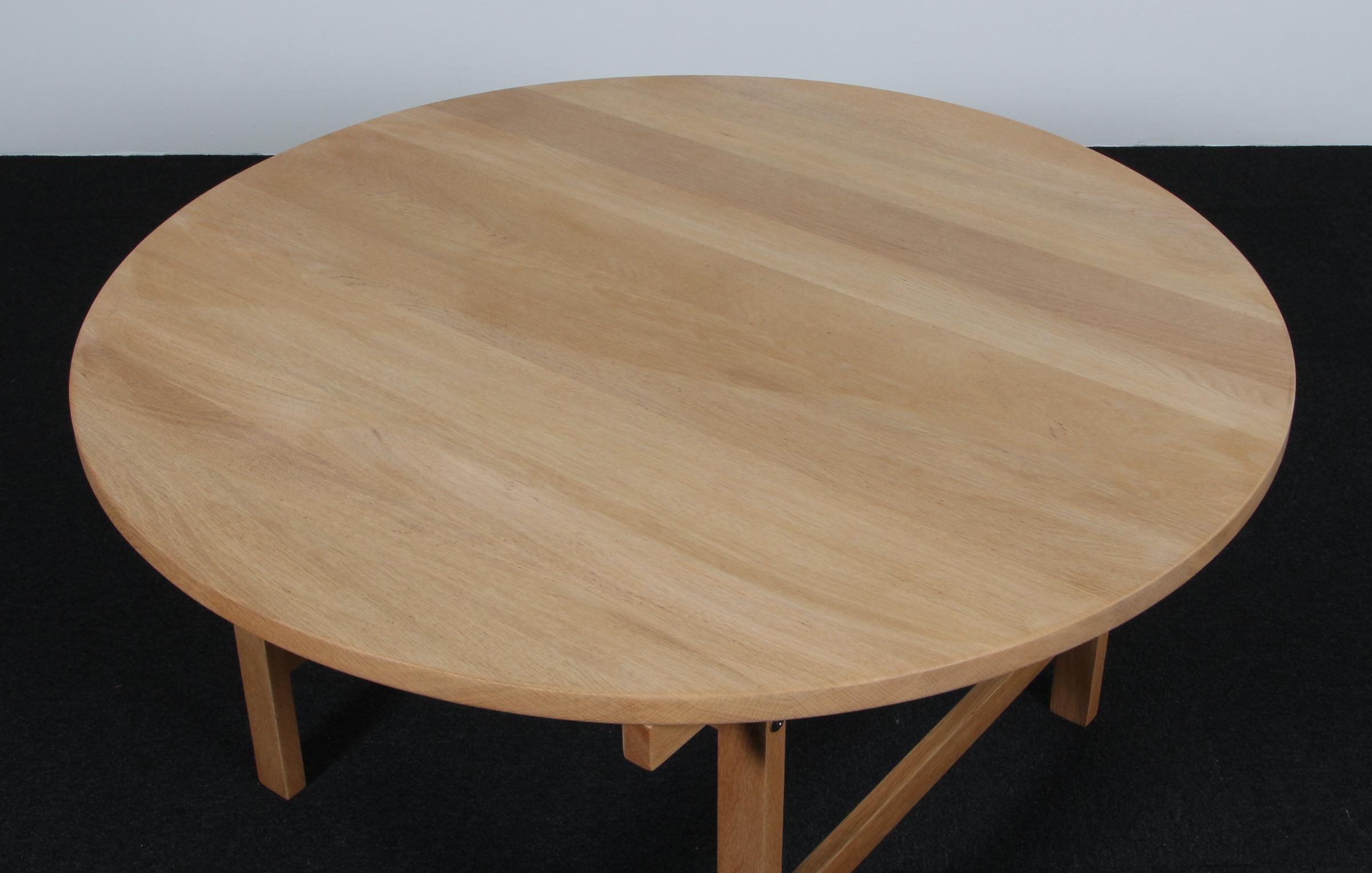 Scandinave moderne Hans J. Wegner, Table basse ronde. Chêne massif en vente