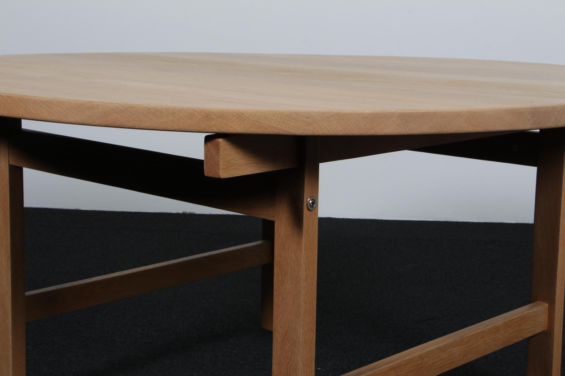 Danois Hans J. Wegner, Table basse ronde. Chêne massif en vente