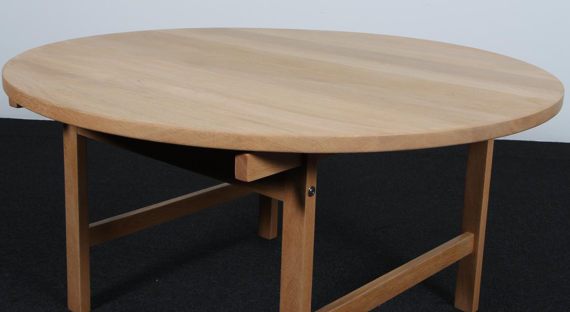 20ième siècle Hans J. Wegner, Table basse ronde. Chêne massif en vente