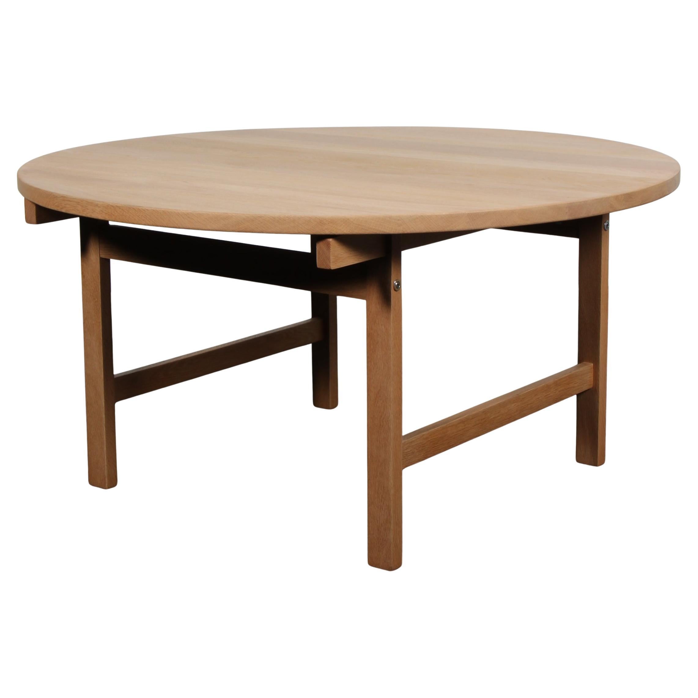 Hans J. Wegner, Table basse ronde. Chêne massif en vente
