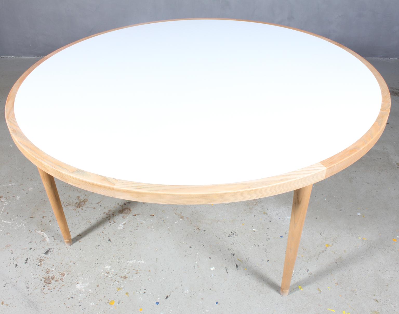 Hans J. Wegner dining table. White laminate plate with soap treated ash side.

Soap treated ash legs.

Made by PP møbler.