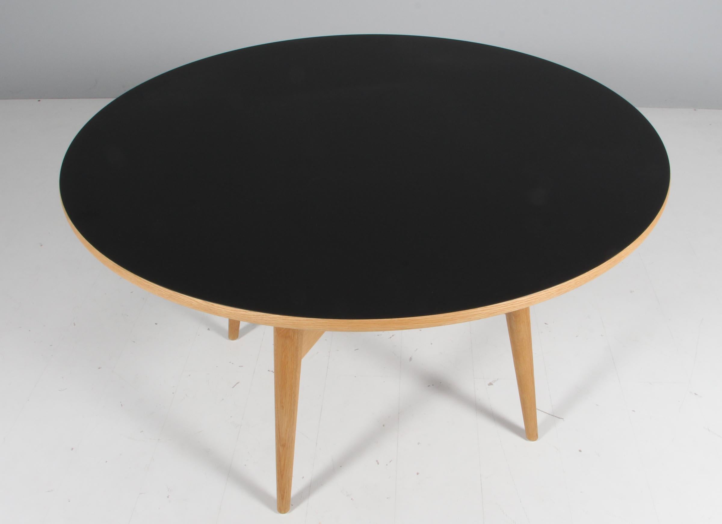 Hans J. Wegner round dining table in solid oak, top of black laminate.

Model Ge526, Made by GETAMA.

  