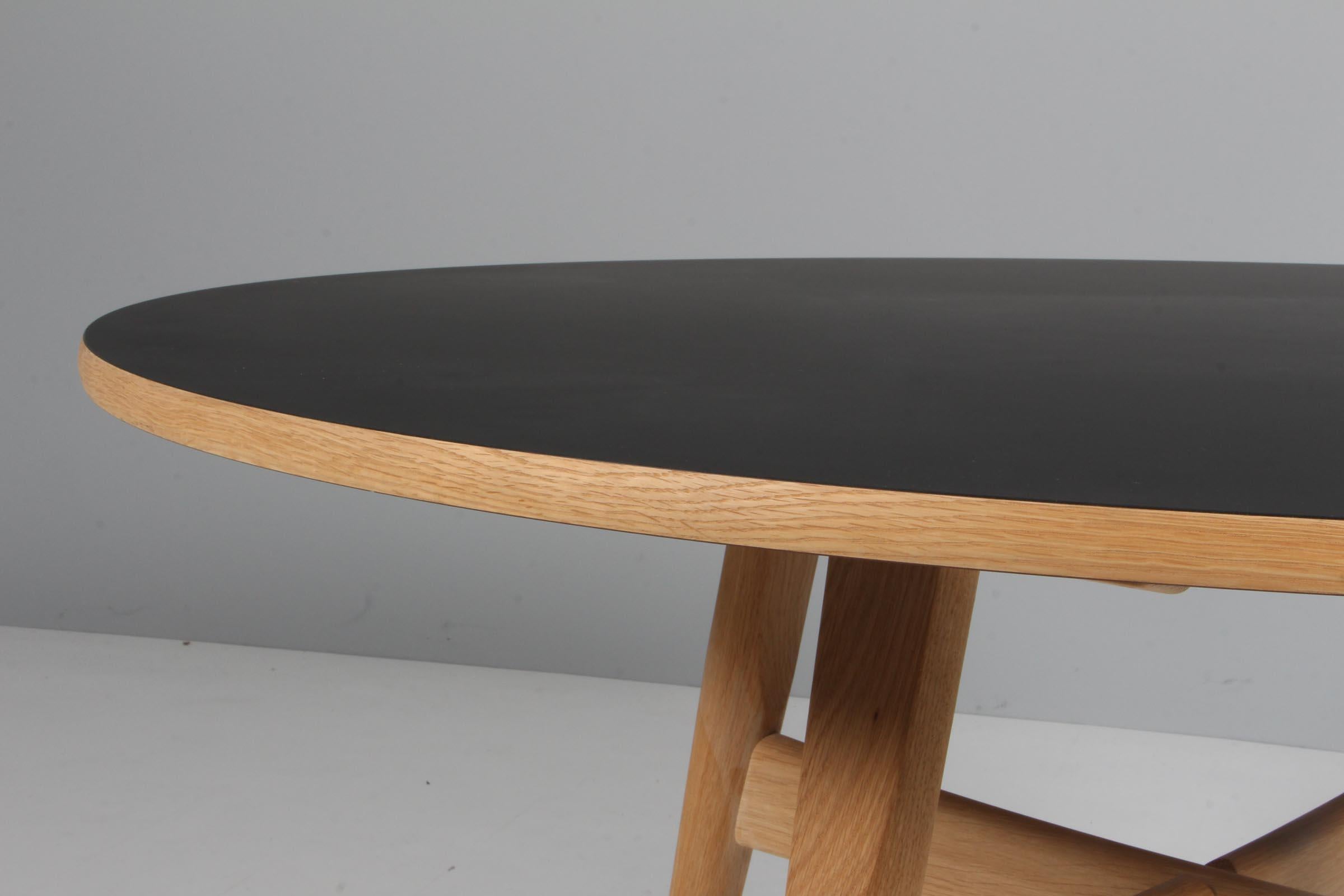 Danish Hans J. Wegner, round dining table in oak and laminate, model Ge526