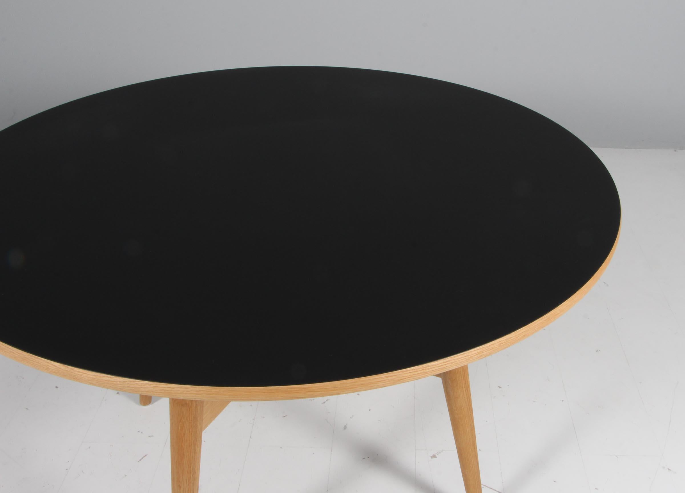 Contemporary Hans J. Wegner, round dining table in oak and laminate, model Ge526