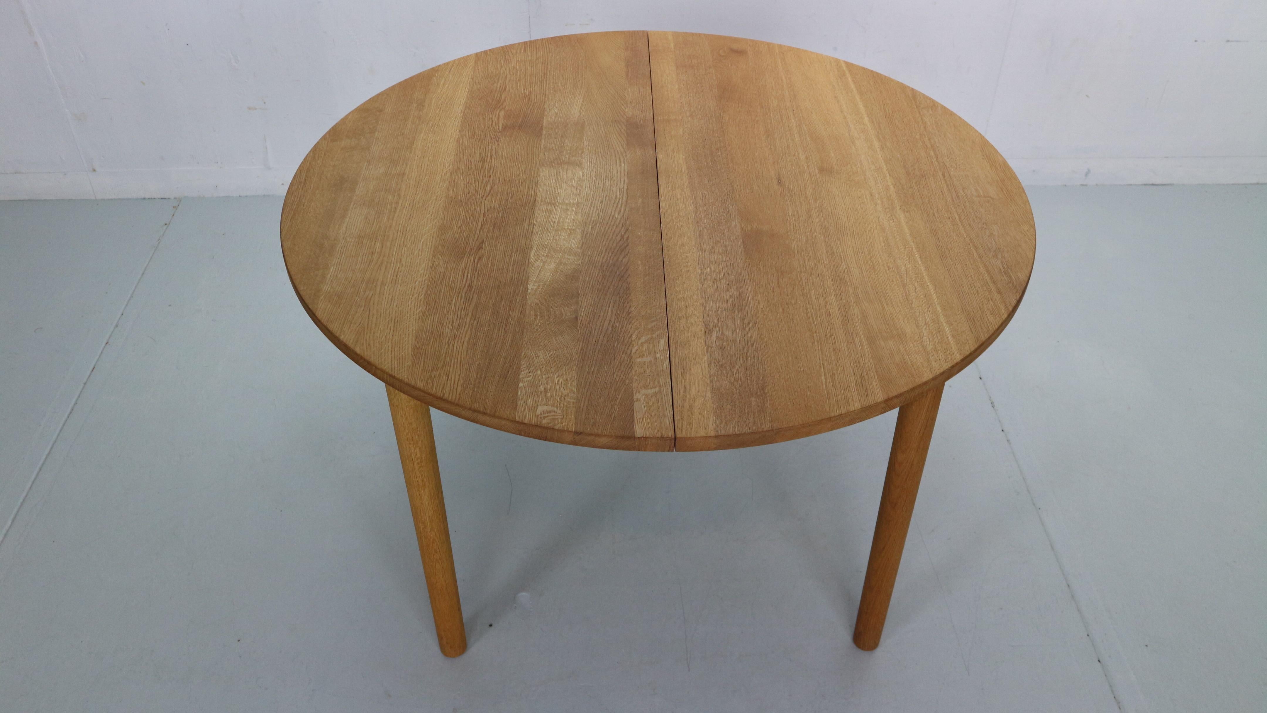 Hans J. Wegner Round Oak Extendable Dining Table for RY Mobler, Denmark 1970 5