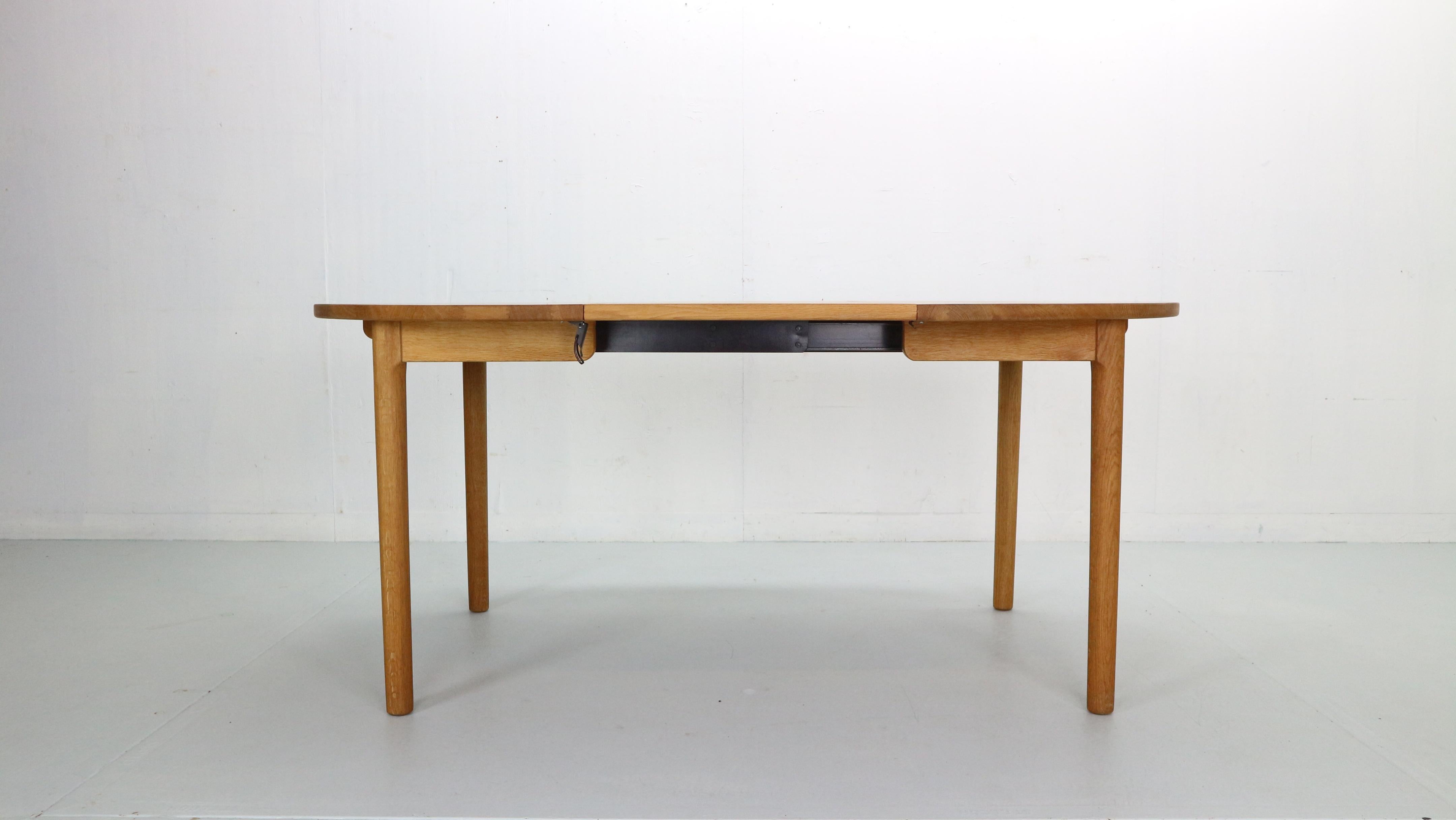 Scandinavian Modern Hans J. Wegner Round Oak Extendable Dining Table for RY Mobler, Denmark 1970