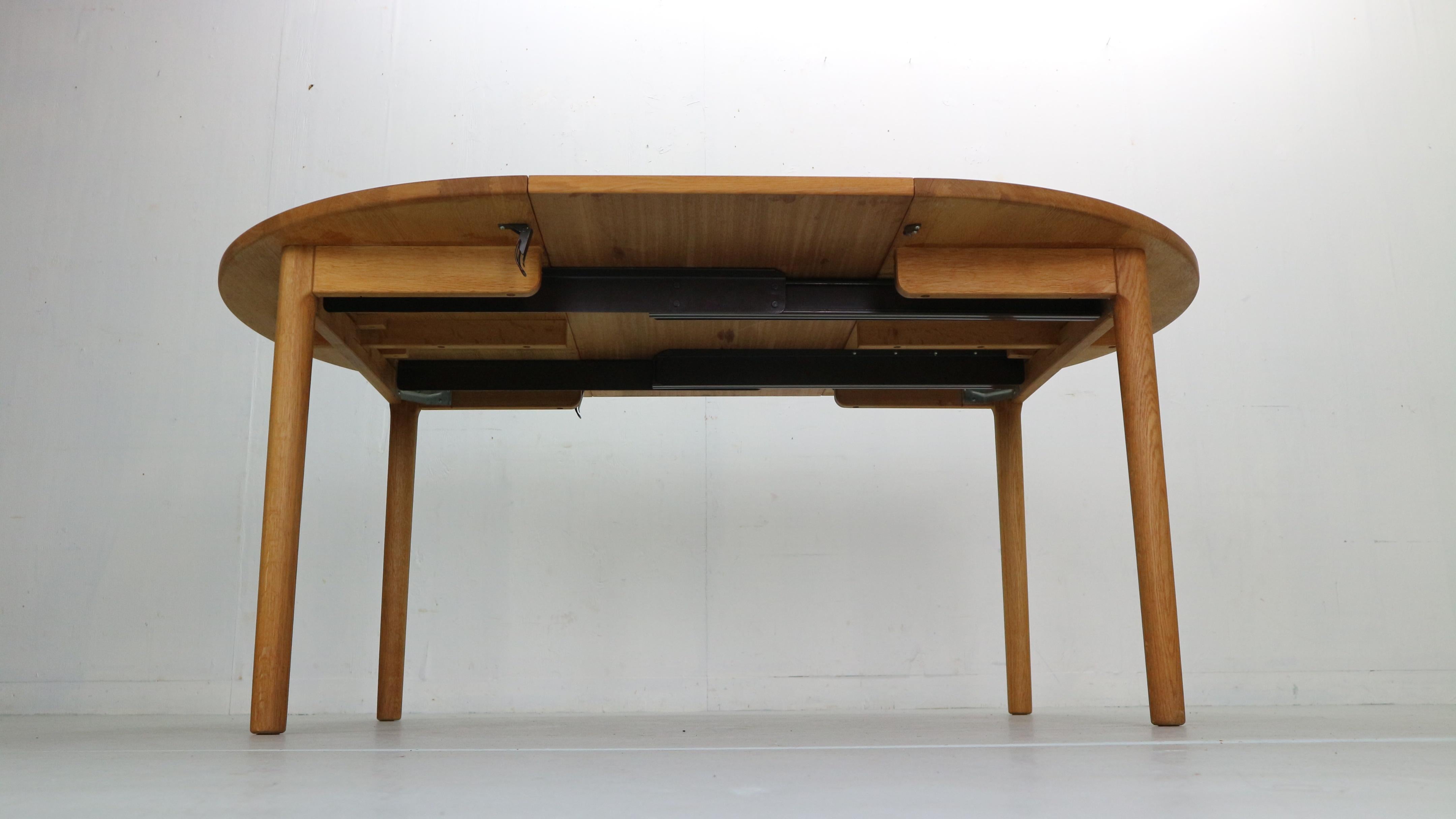 Danish Hans J. Wegner Round Oak Extendable Dining Table for RY Mobler, Denmark 1970