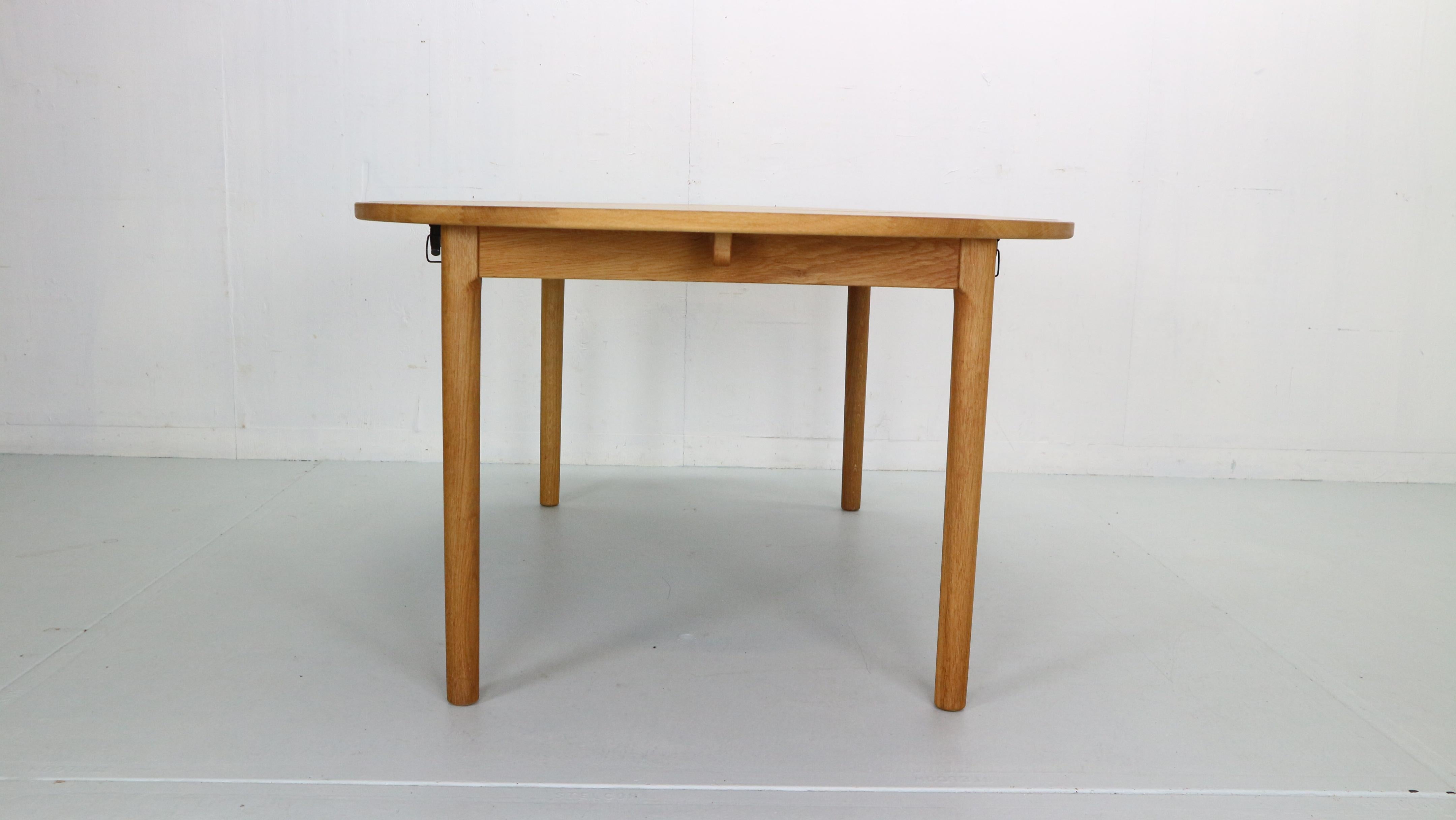 Hans J. Wegner Round Oak Extendable Dining Table for RY Mobler, Denmark 1970 In Good Condition In The Hague, NL