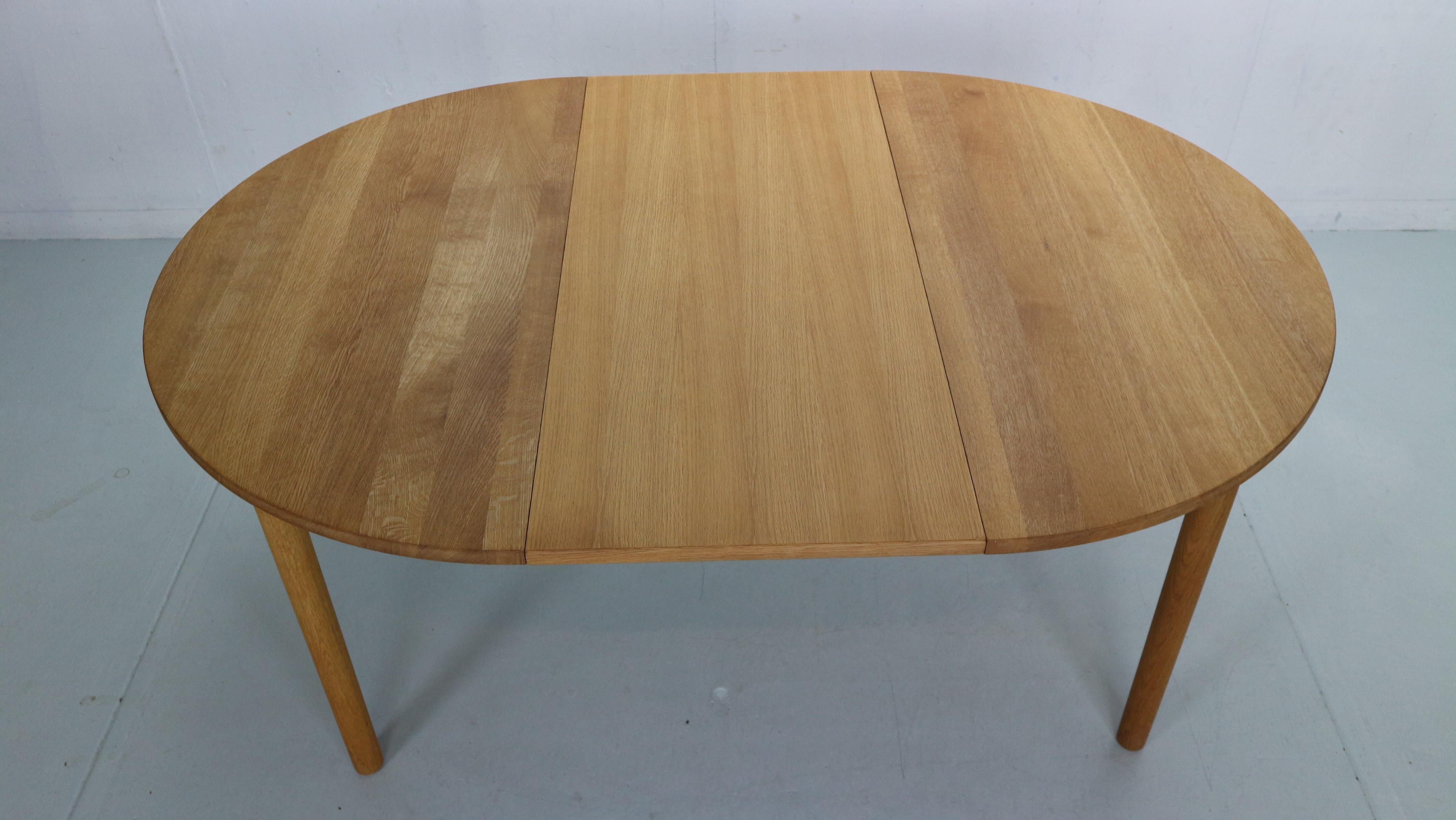 Late 20th Century Hans J. Wegner Round Oak Extendable Dining Table for RY Mobler, Denmark 1970