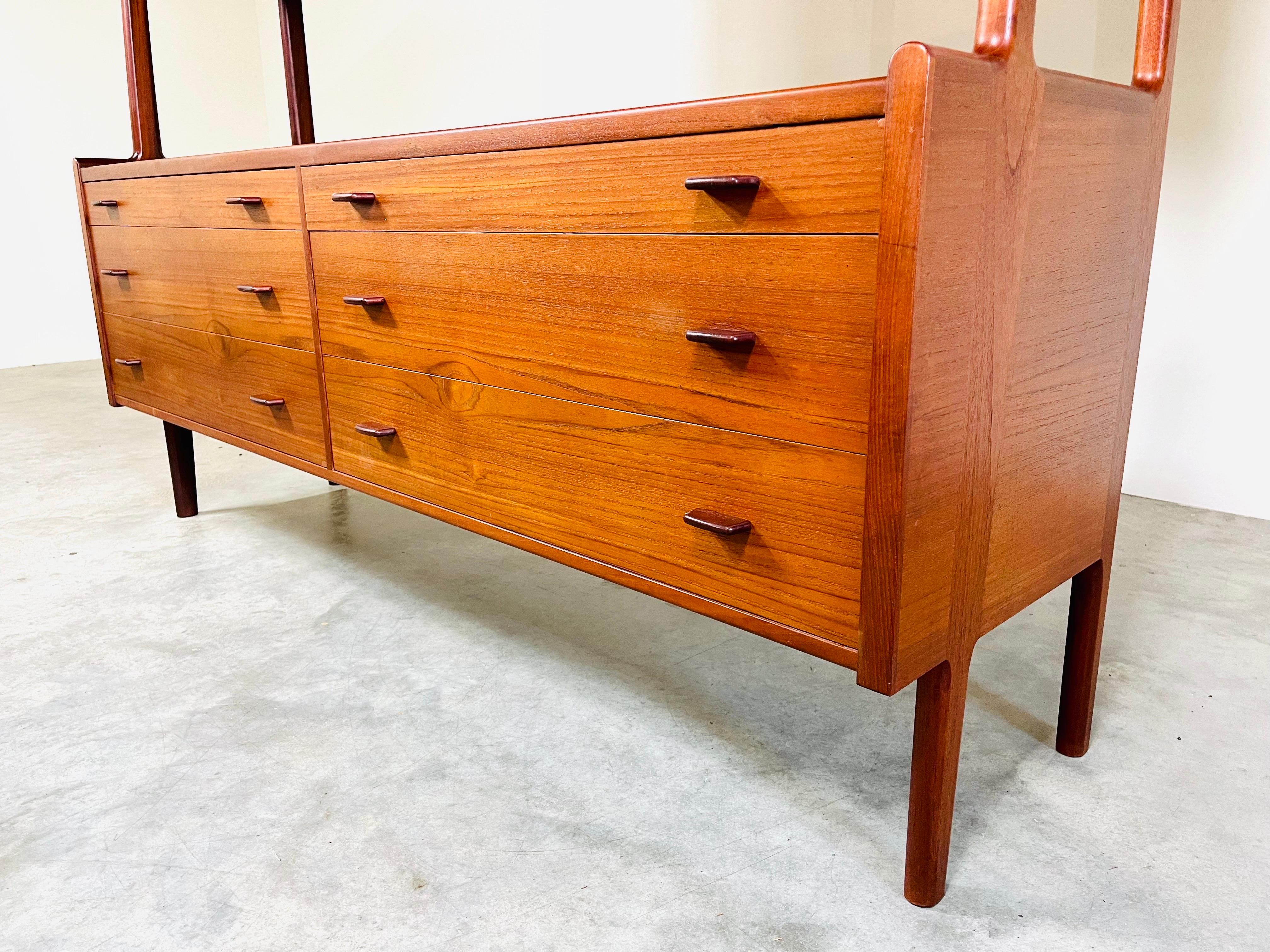 Hans J. Wegner Ry20 Tall Teak Sideboard Hutch Credenza In Excellent Condition In Southampton, NJ