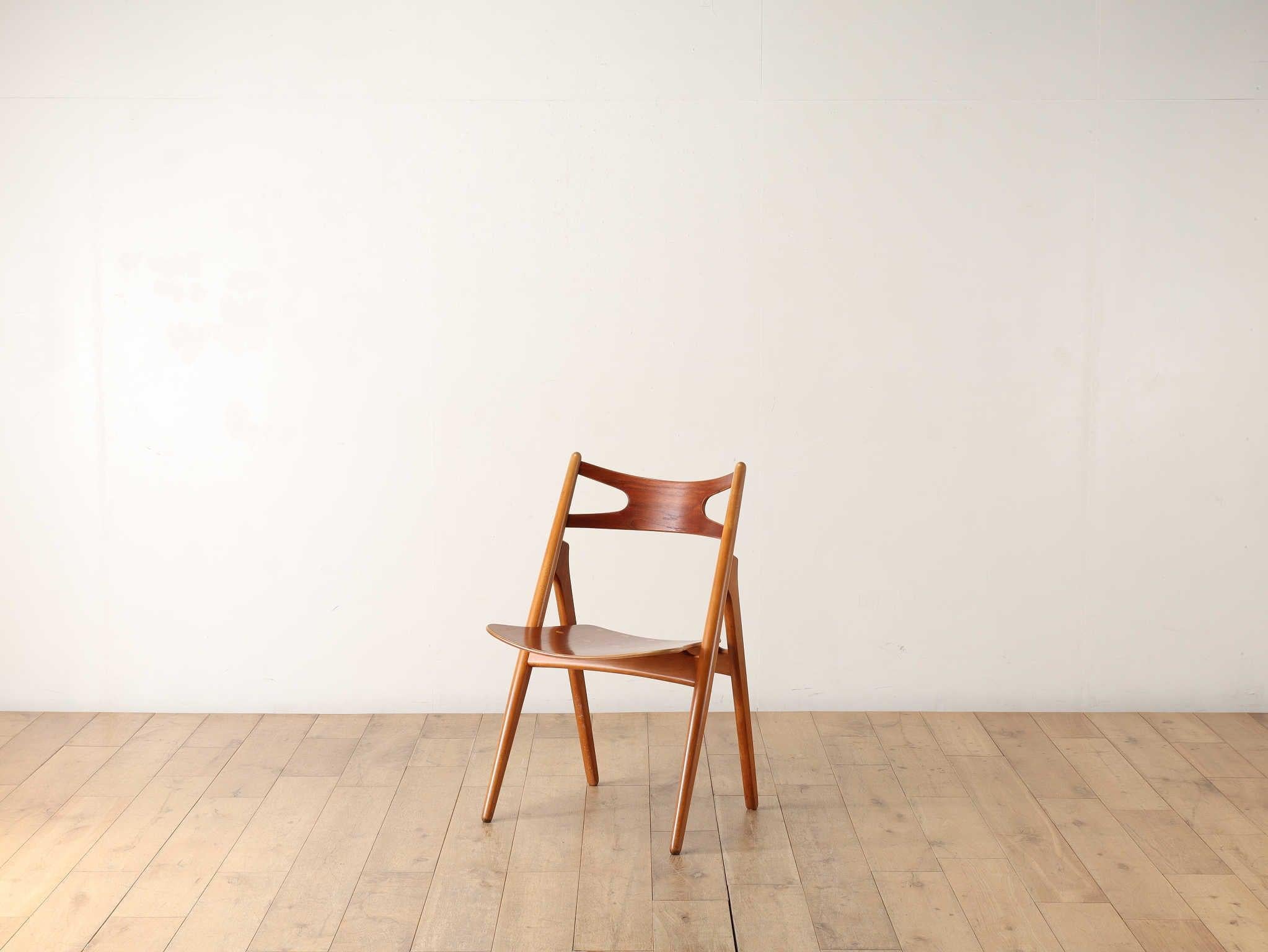 This CH29 was designed in 1952 and manufactured by Carl Hansen. It is also called the sawback chair because of its design reminiscent of a wood turning table. It is produced in modern times and is very popular, but this individual is positioned as