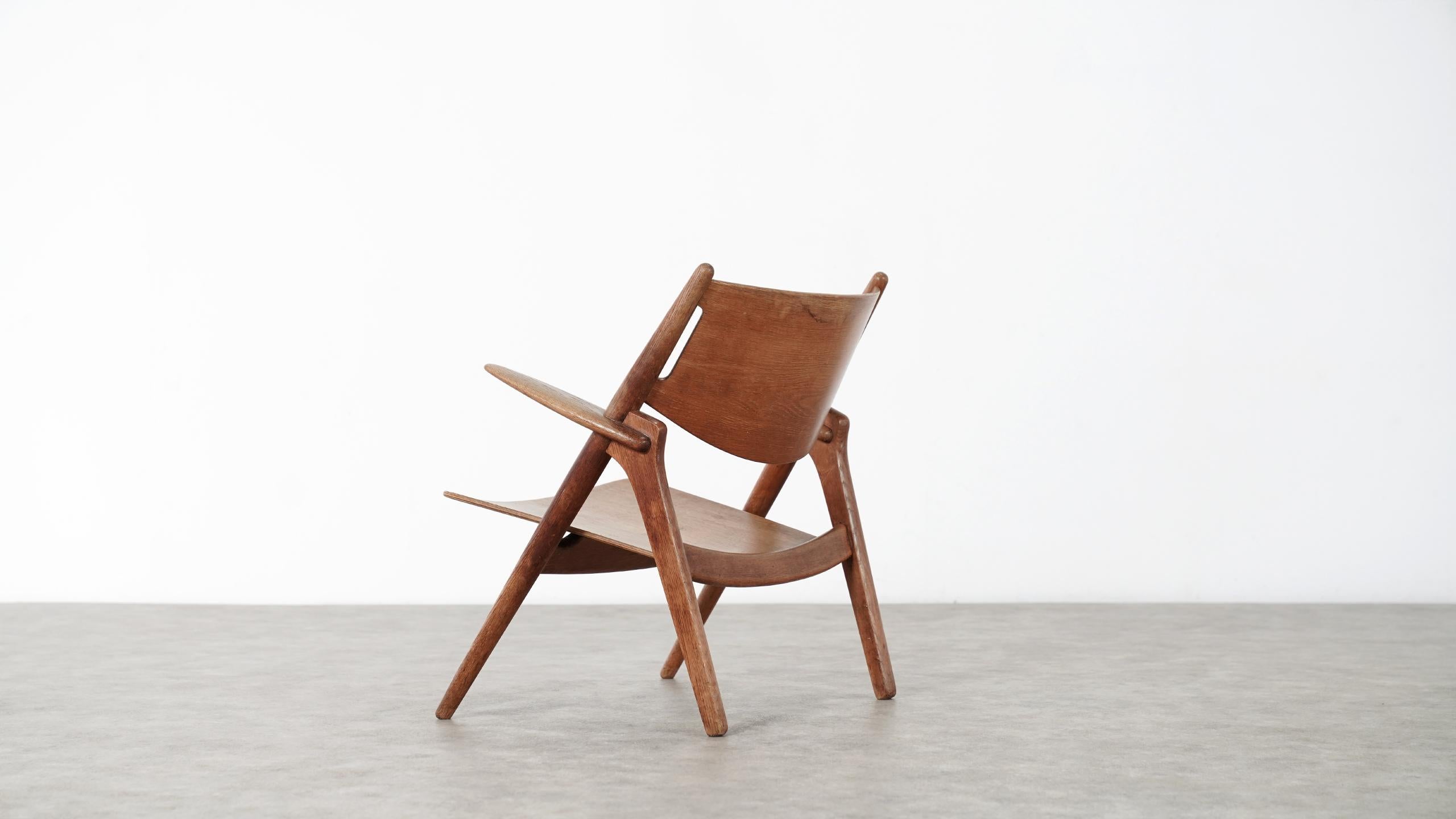 Hans J. Wegner - Sawbuck chair CH-28
1951 for Carl Hansen, Denmark.

Amazing and early lounge chair model CH-28, or Sawbuck chair designed by Hans J. Wegner for Carl Hansen, Denmark 1951.
Beautiful old chair in solid oak and plywood with
