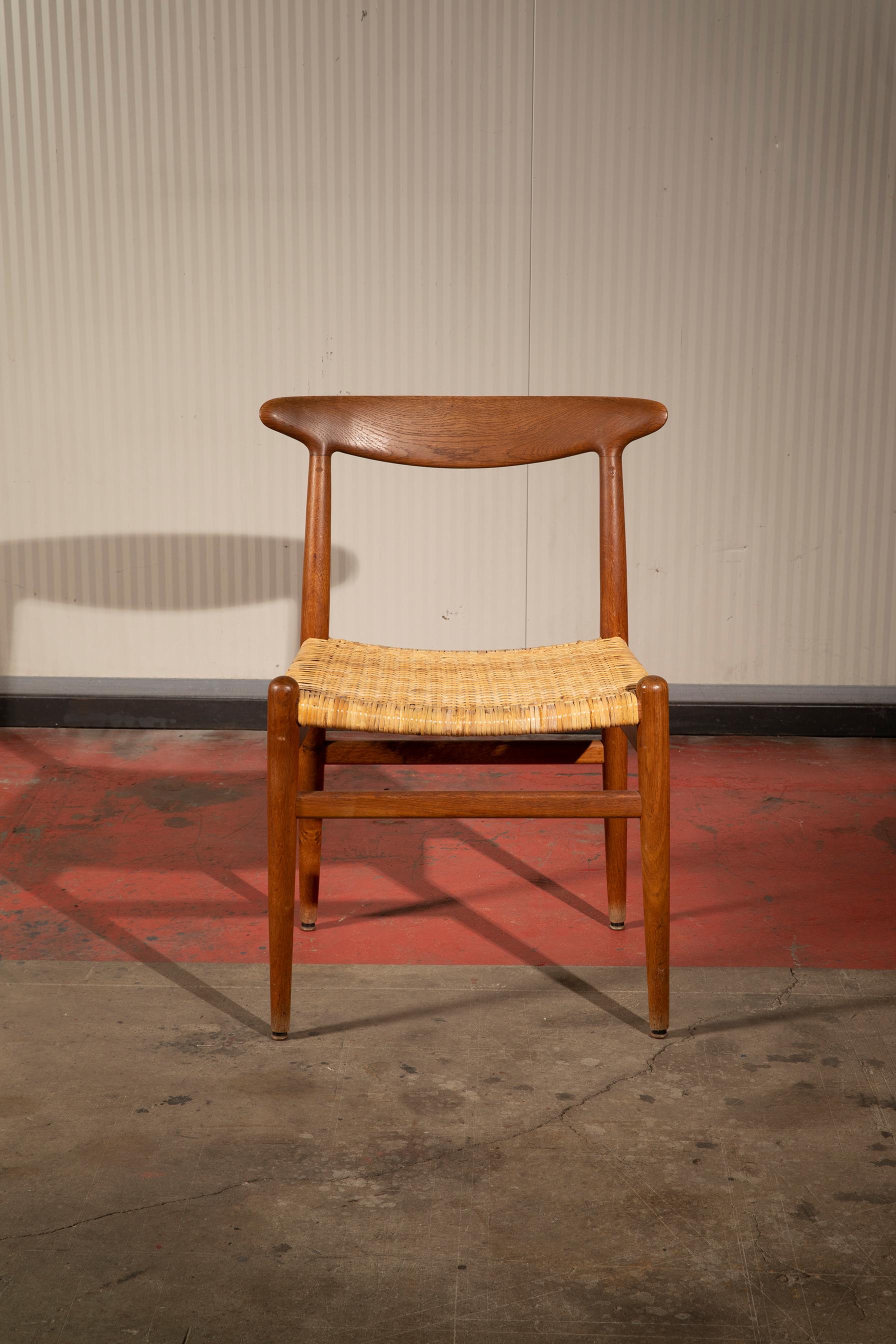 Bellissimo set di 6 sedie con una struttura in rovere e seduta in canna d’india, disegnate da Hans J. Wegner per C.M. Madsen in Danimarca. Le sedie, realizzate nei primi anni ‘60 e disegnate e progettate all’inizio degli anni ‘50, si presentano con
