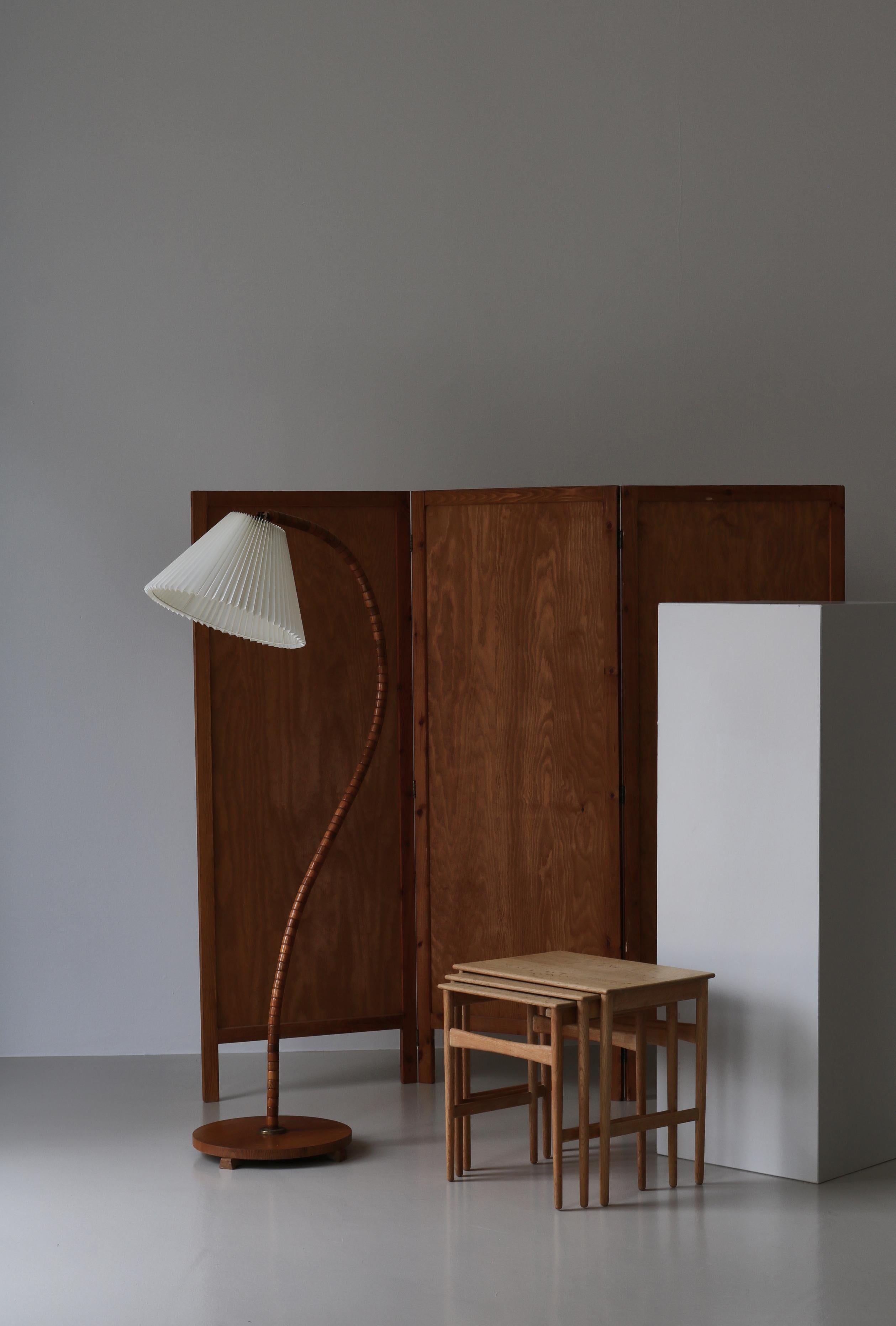 Magnifique design minimaliste du designer danois Hans J. Wegner en bois de chêne scandinave massif. Cet ensemble iconique de tables modèle AT-40 a été fabriqué dans les années 1960 chez l'ébéniste Andreas Tuck, à Odense, et est estampillé par le
