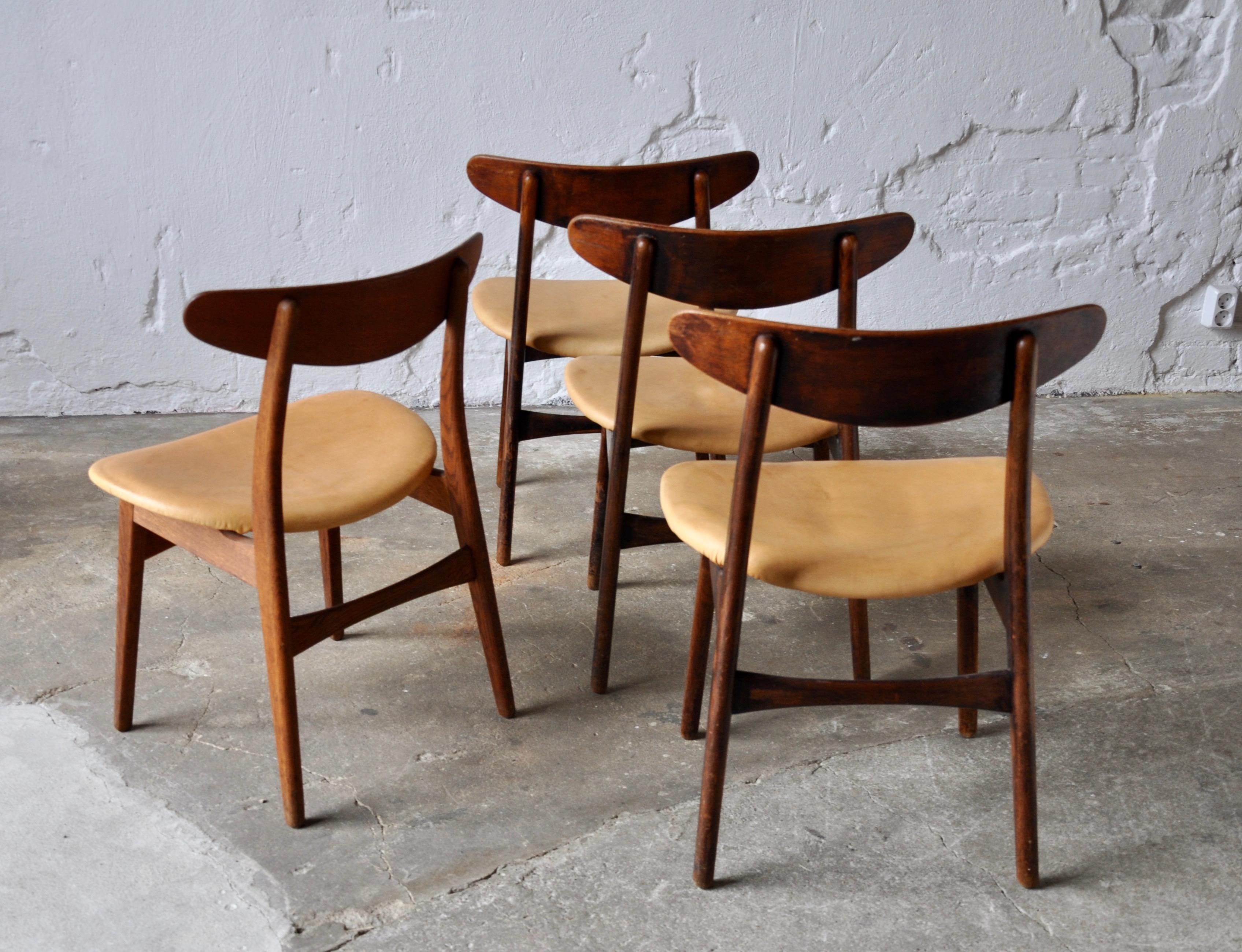 Hans J. Wegner, set of 4 CH30 chairs, Denmark, 1960s

The chairs show traces of use and wear, 
In our opinion considered as excellent patina 

Newer leather also show traces of nice patina.