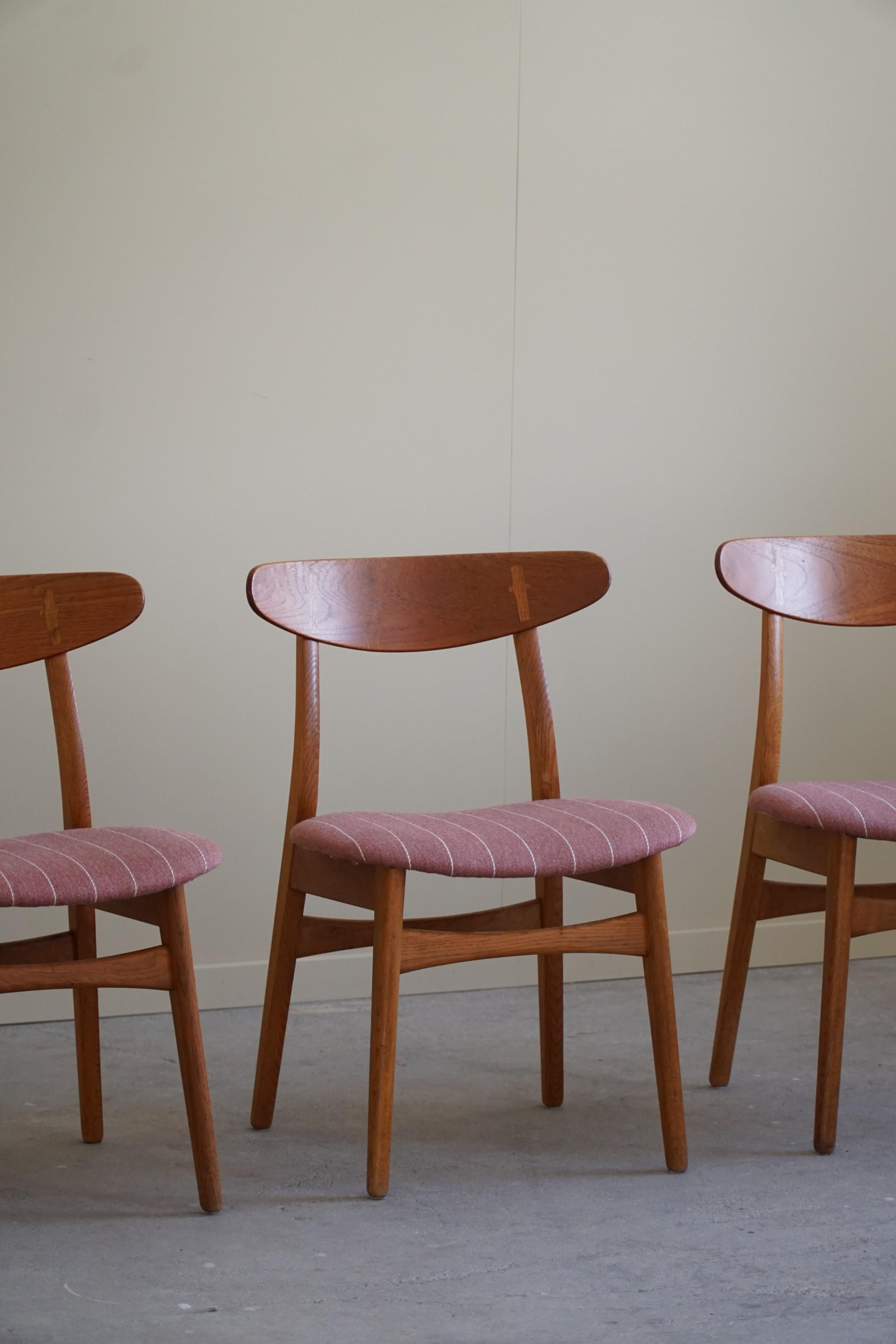 Hans J. Wegner Set of 4 Chairs in Oak & Fabric, Model CH30, Danish Modern, 1960s For Sale 7
