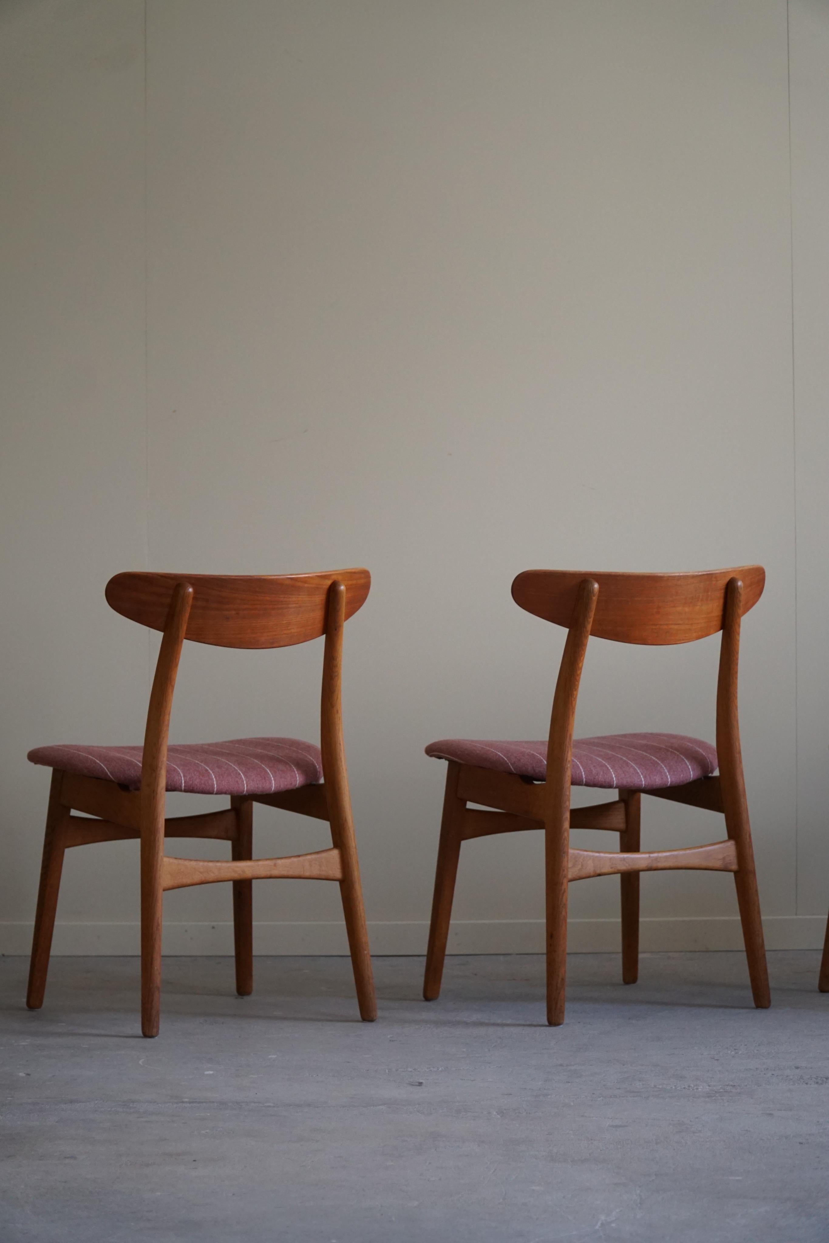 Hans J. Wegner Set of 4 Chairs in Oak & Fabric, Model CH30, Danish Modern, 1960s For Sale 14