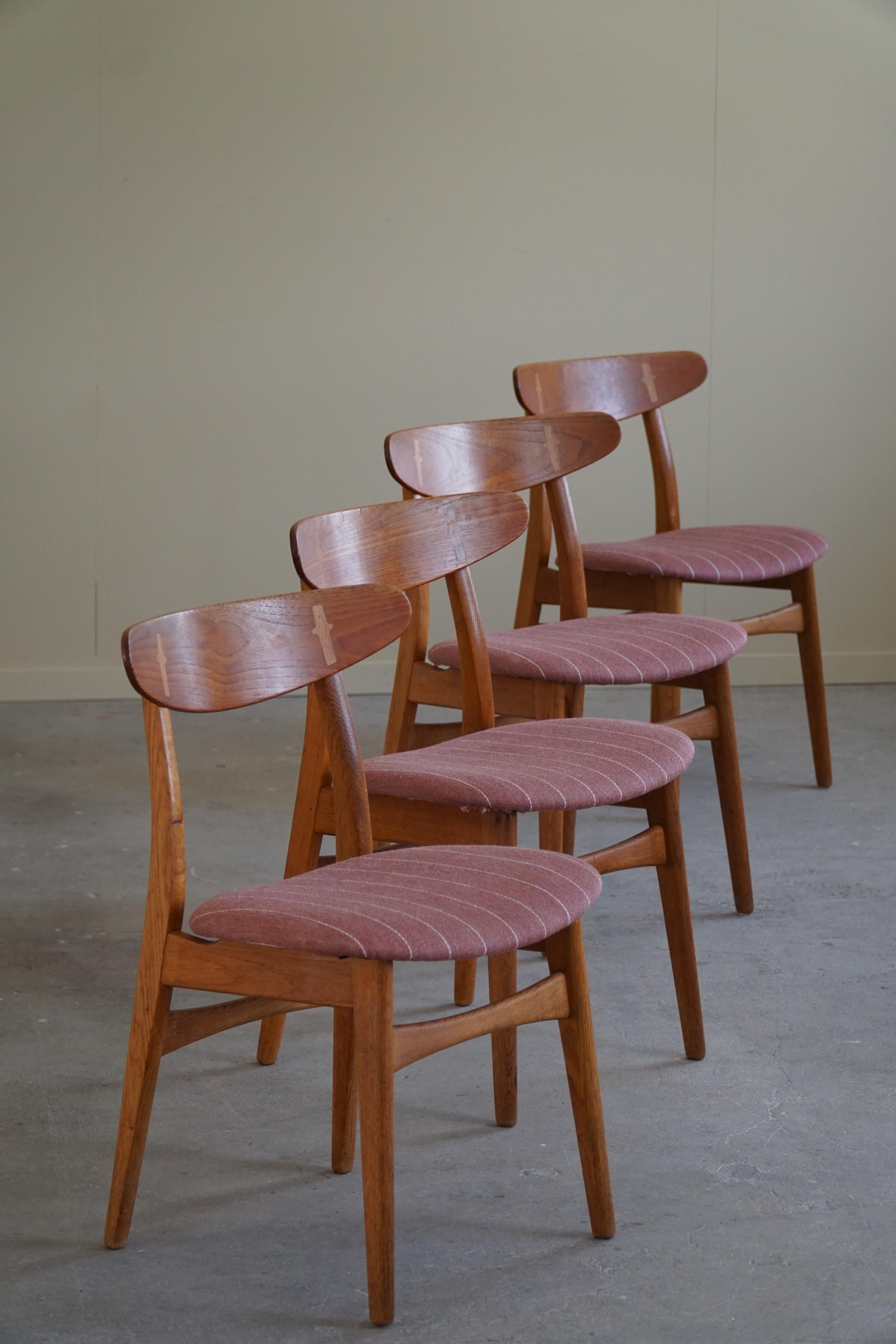 Set of 4 dining chairs by Hans J. Wegner, model 