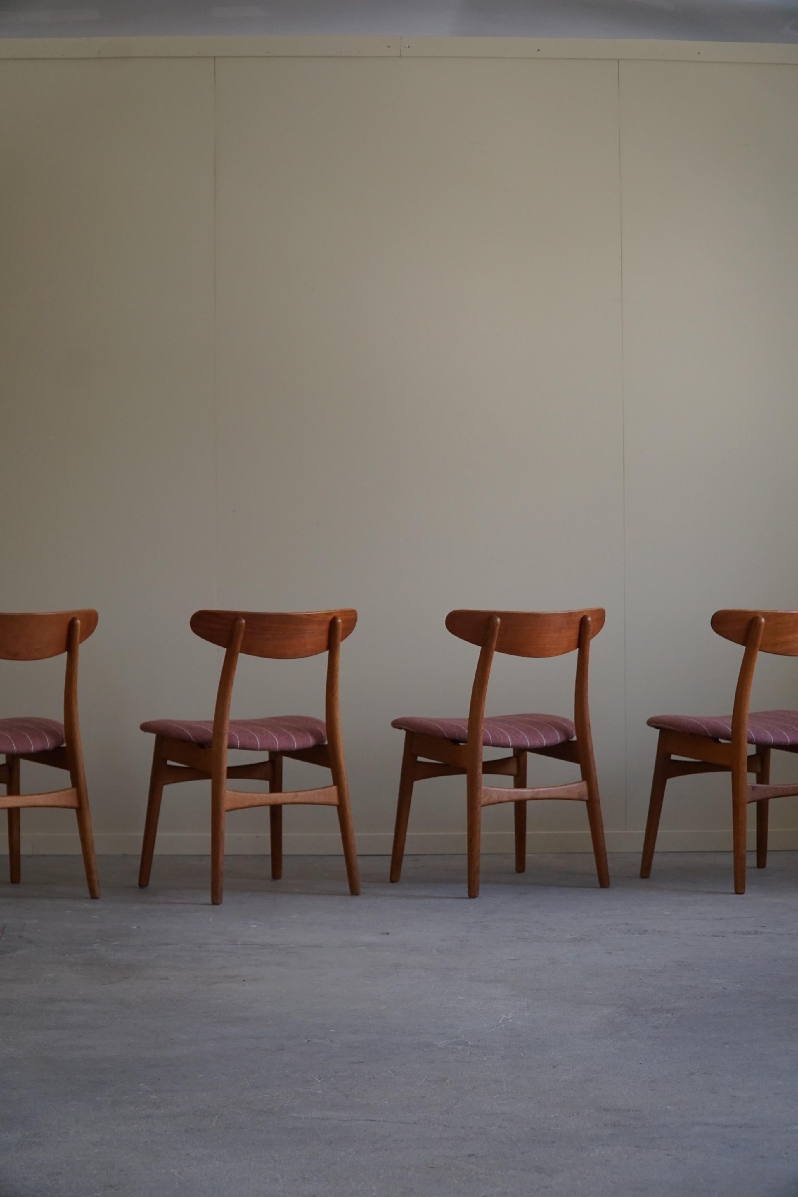 Hans J. Wegner Set of 4 Chairs in Oak & Fabric, Model CH30, Danish Modern, 1960s In Good Condition For Sale In Odense, DK