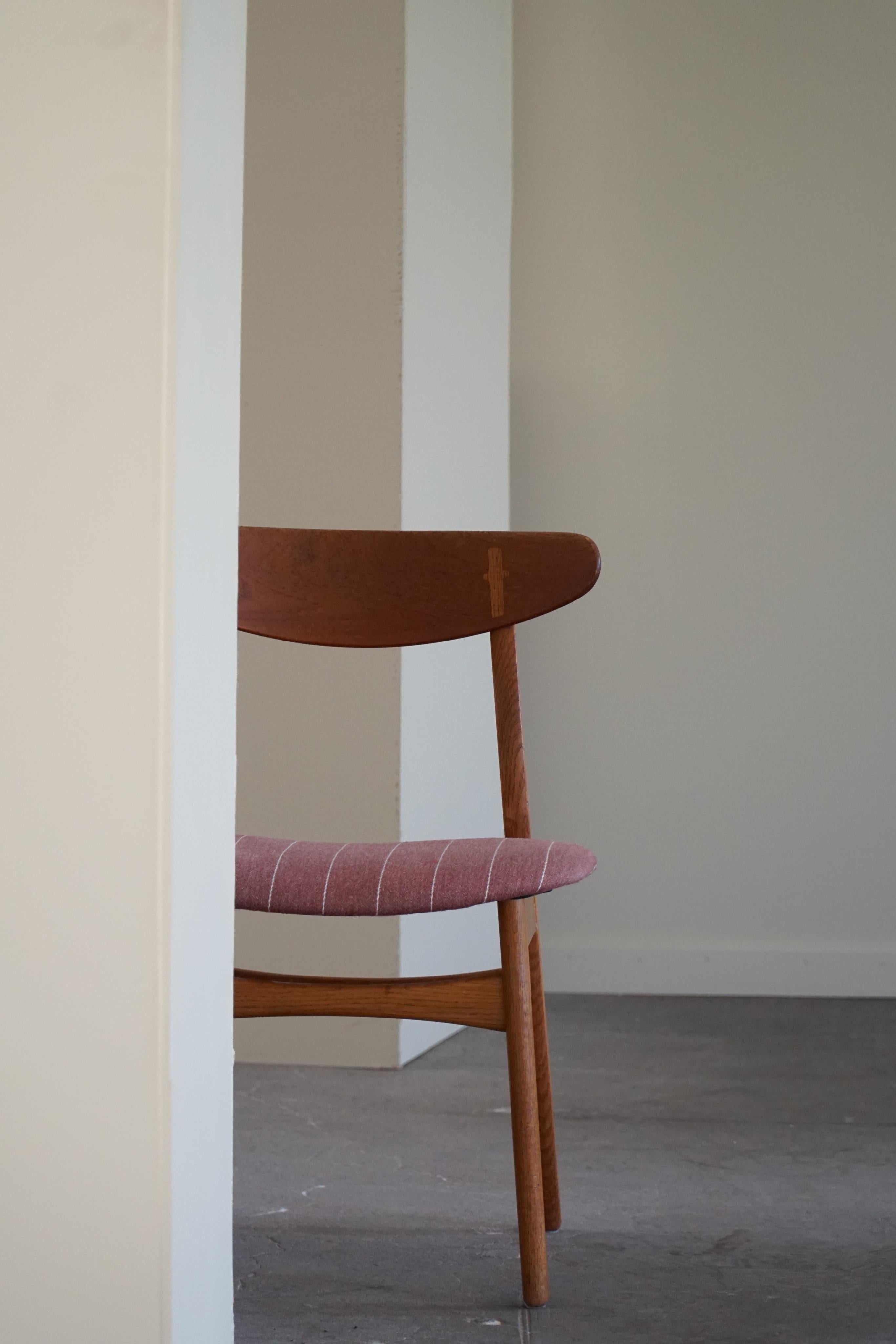 Hans J. Wegner Set of 4 Chairs in Oak & Fabric, Model CH30, Danish Modern, 1960s For Sale 2