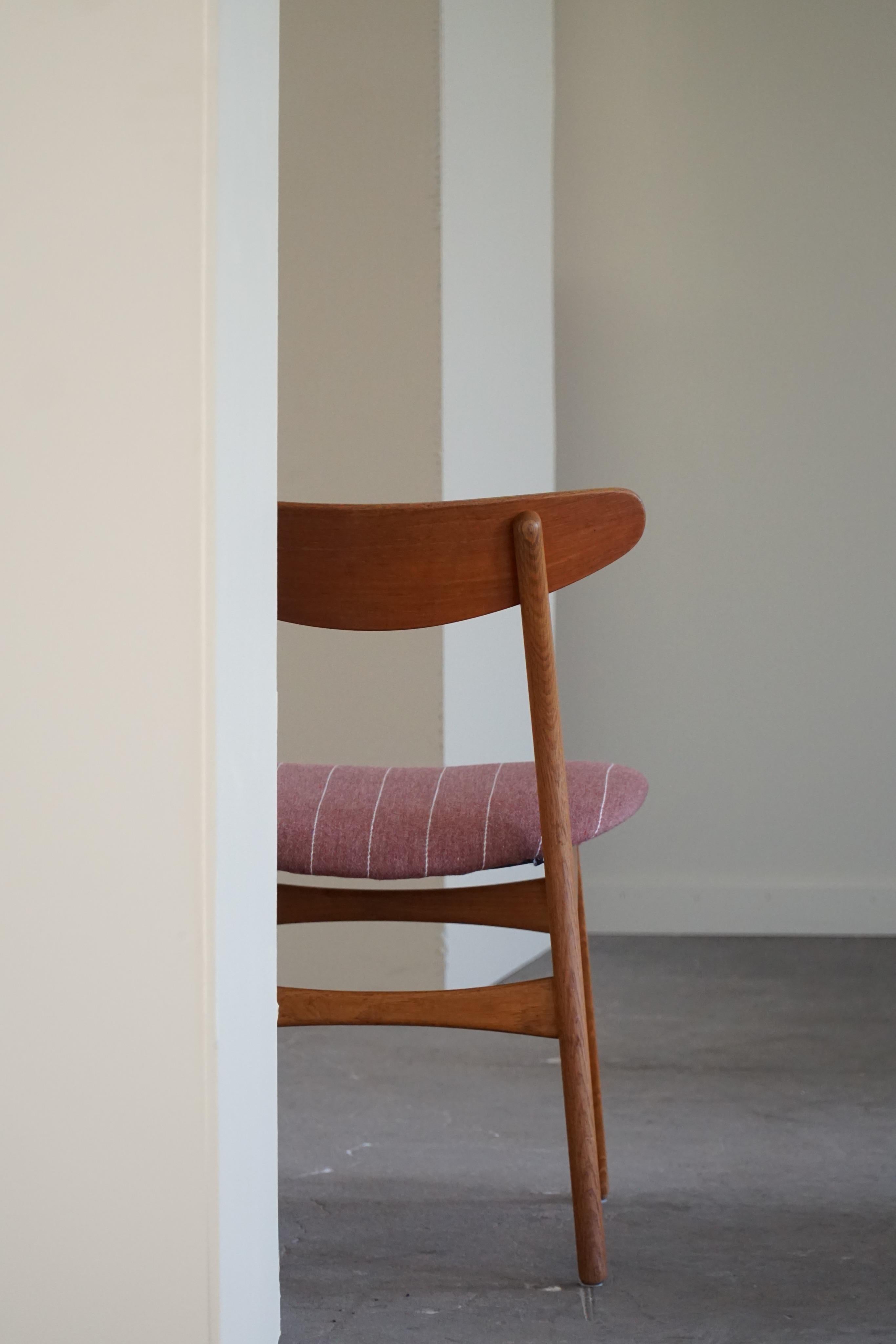Hans J. Wegner Set of 4 Chairs in Oak & Fabric, Model CH30, Danish Modern, 1960s For Sale 3