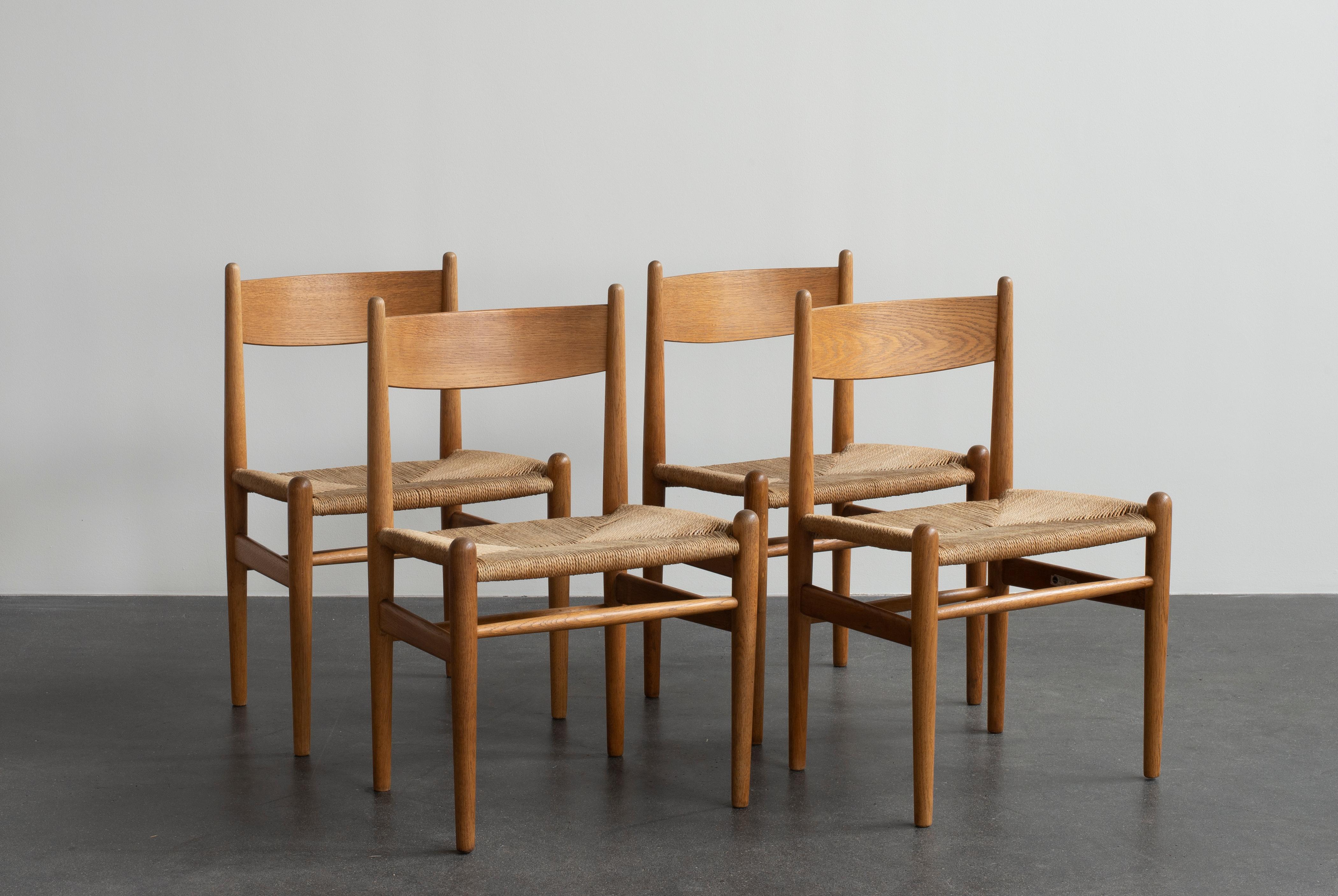 Hans J. Wegner, ensemble de quatre chaises en chêne. Modèle CH36. Exécuté par Carl Hansen & Son.