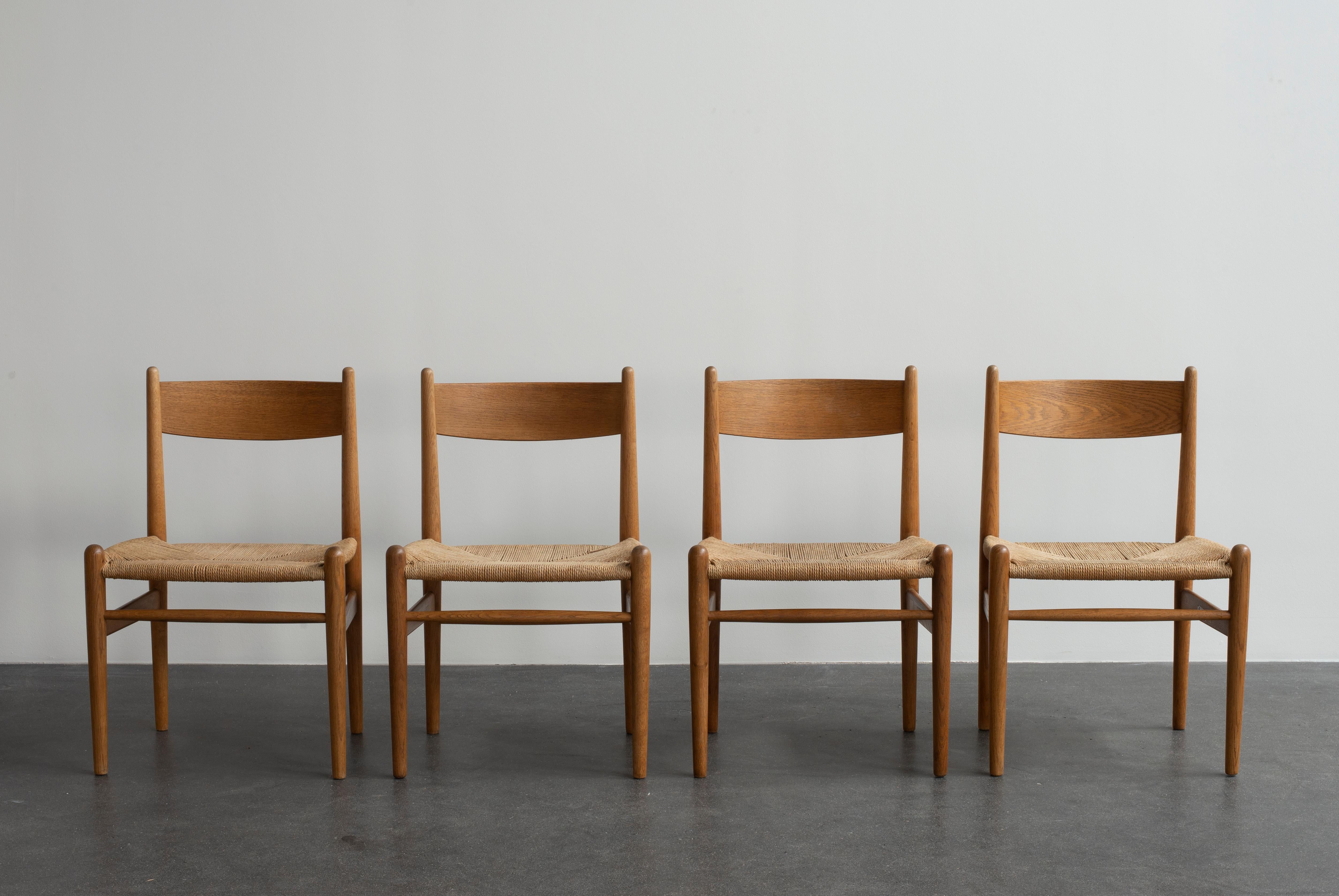 Ensemble de quatre chaises de Hans J. Wegner pour Carl Hansen & Son Bon état à Copenhagen, DK