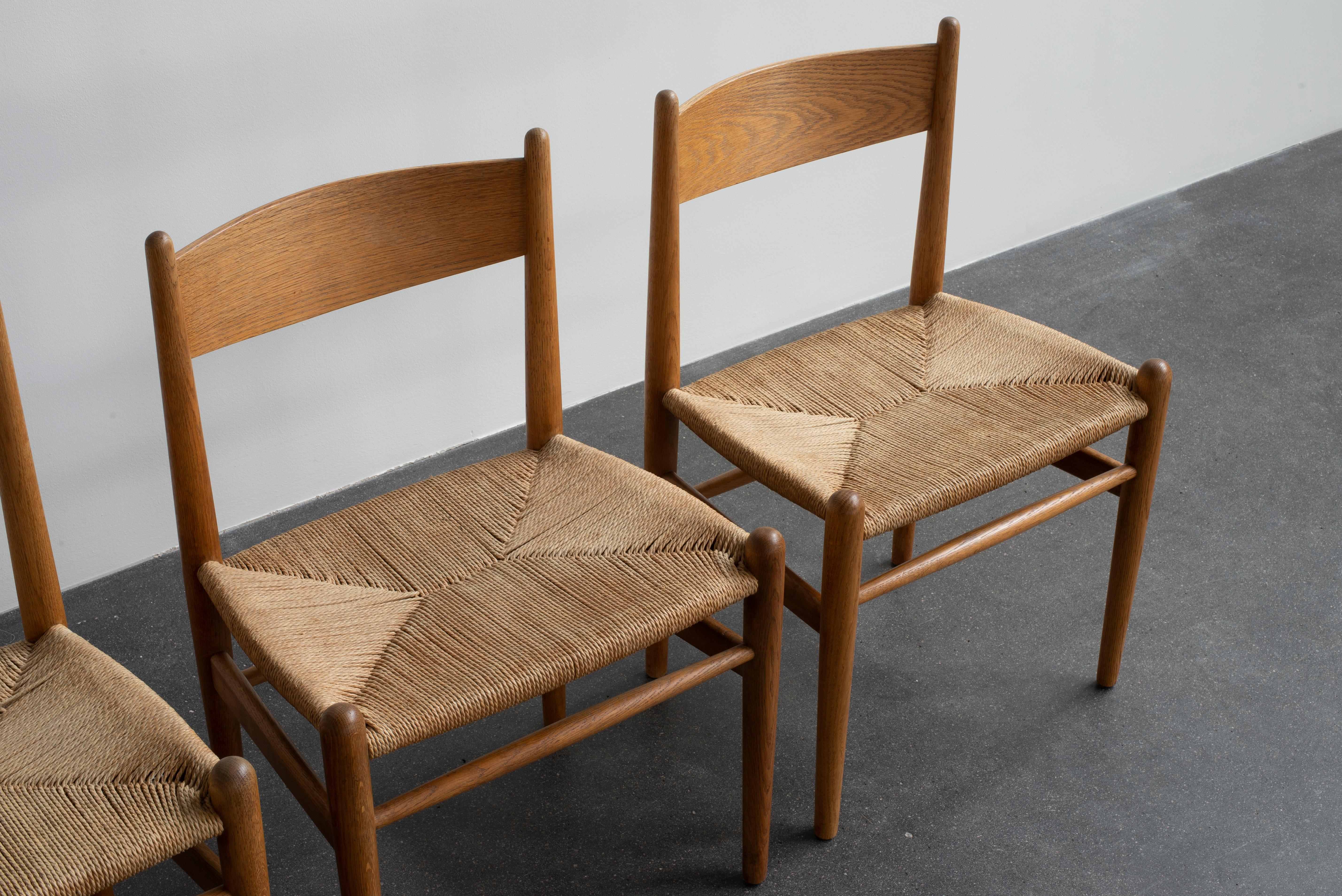 20ième siècle Ensemble de quatre chaises de Hans J. Wegner pour Carl Hansen & Son