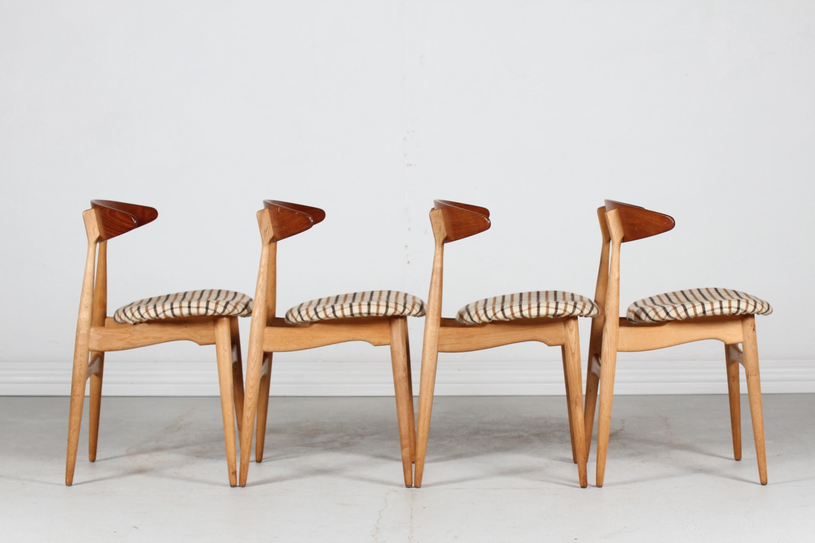 Hans J. Wegner Set of Four Chairs of Oak and Teak Model CH33, Carl Hansen & Son For Sale 1