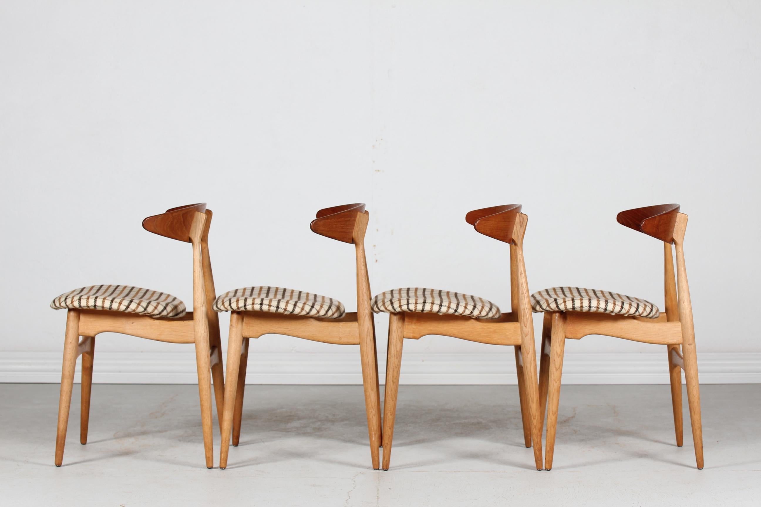 Hans J. Wegner Set of Four Chairs of Oak and Teak Model CH33, Carl Hansen & Son For Sale 2