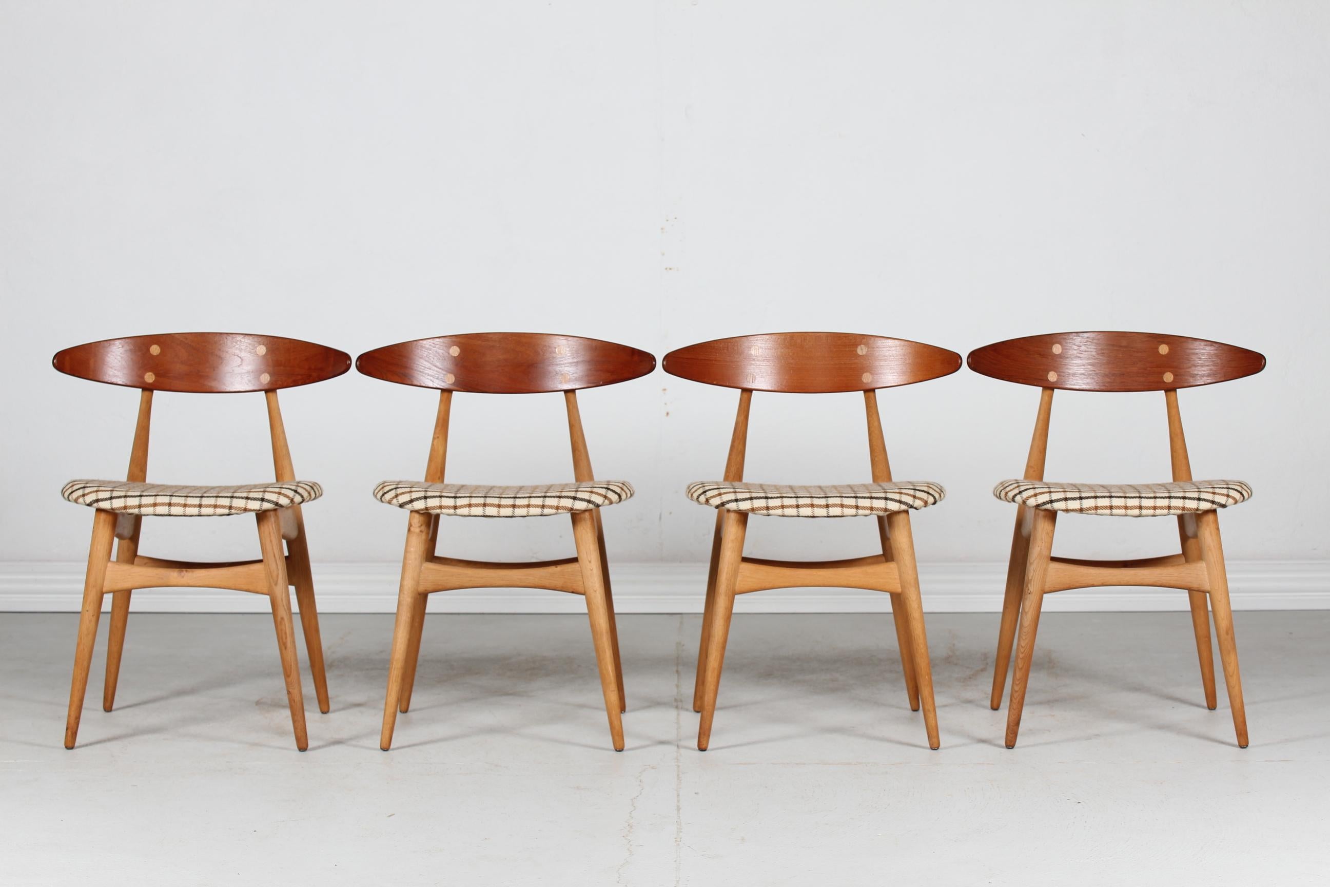 Un ensemble de quatre chaises de salle à manger modèle no. CH-33 conçu par l'architecte danois Hans J. Wegner (1914-2007) et fabriqué par Carl Hansen & Son, Odense, Danemark.
Les chaises ont un cadre en chêne massif et des dossiers en placage de