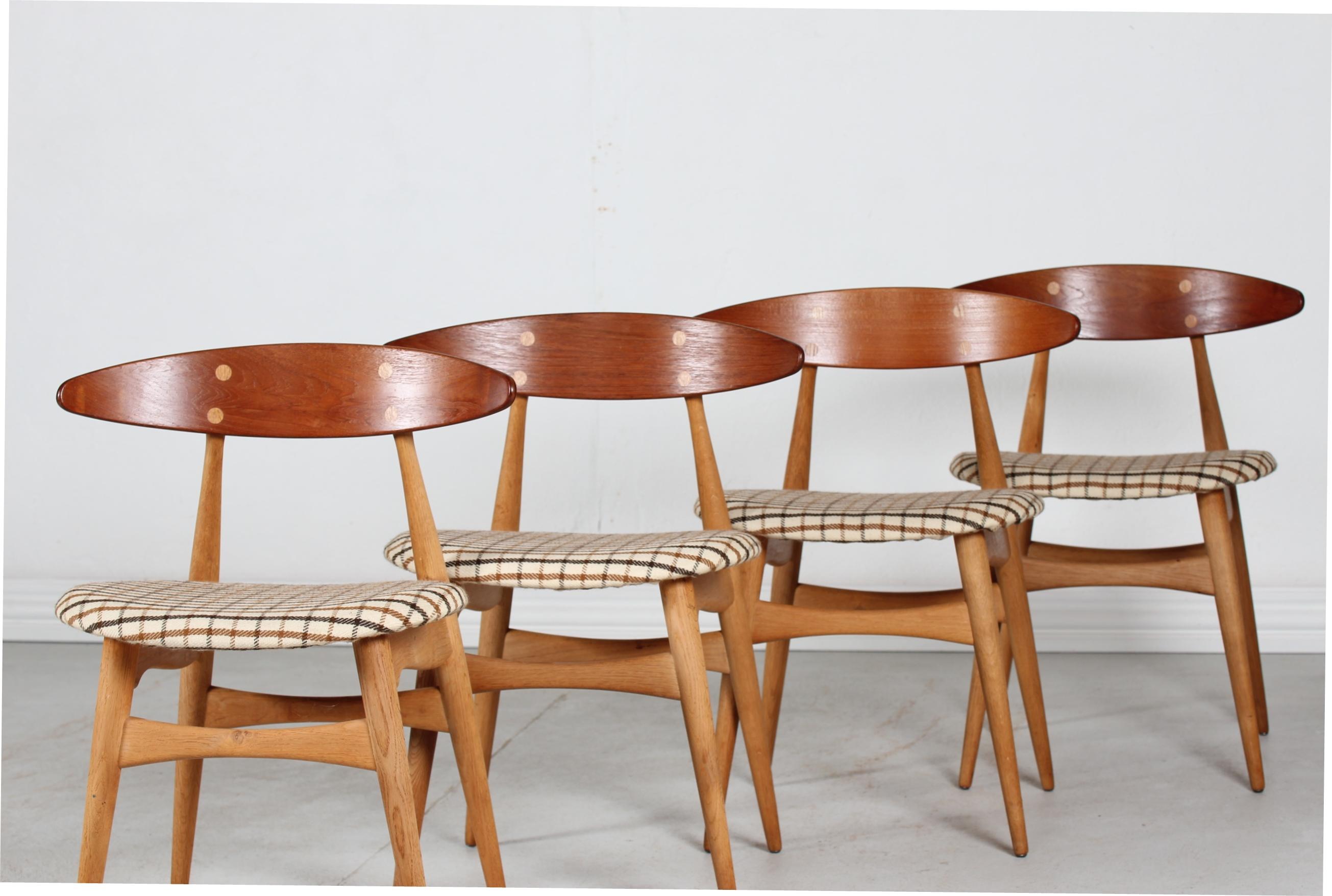 Placage Ensemble de quatre chaises en chêne et teck modèle CH33 de Hans J. Wegner, Carl Hansen & Son en vente