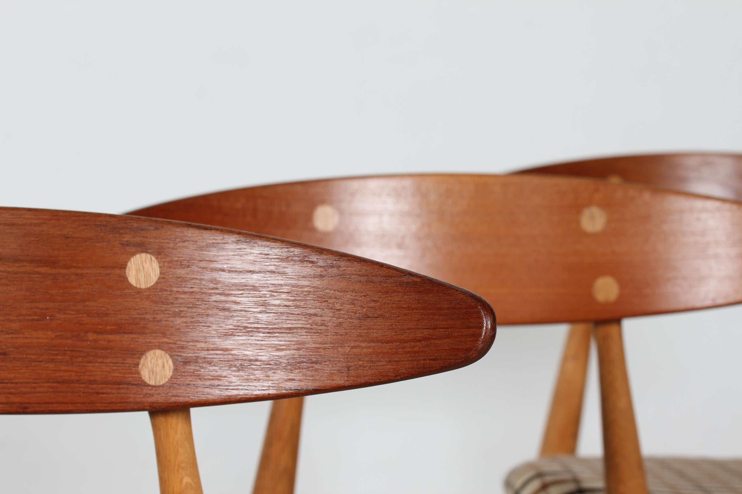 20th Century Hans J. Wegner Set of Four Chairs of Oak and Teak Model CH33, Carl Hansen & Son For Sale