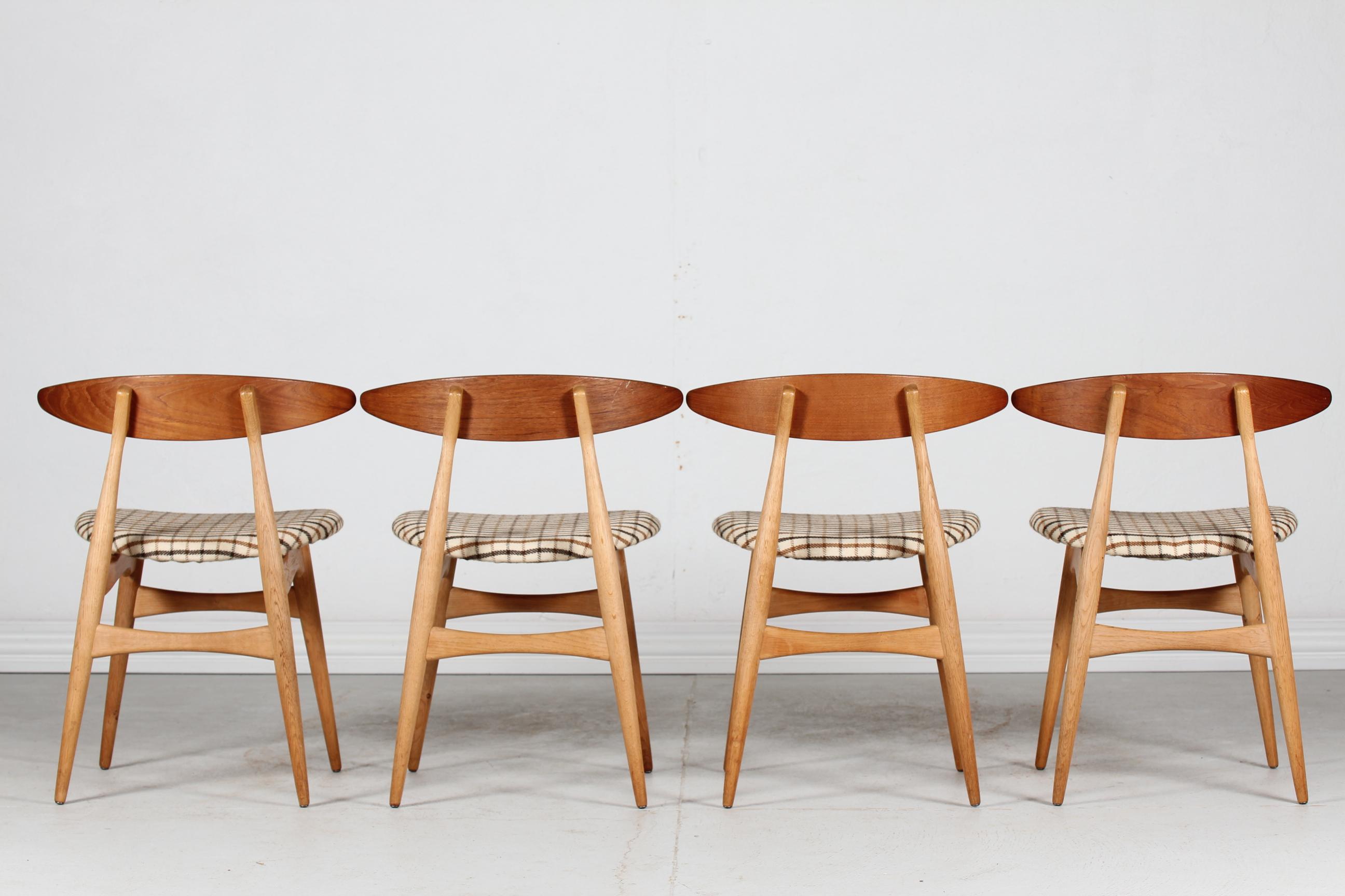 Ensemble de quatre chaises en chêne et teck modèle CH33 de Hans J. Wegner, Carl Hansen & Son en vente 1