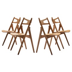 Hans J. Wegner: Vierer-Set „Sawbuck“-Esszimmerstühle aus Eiche 