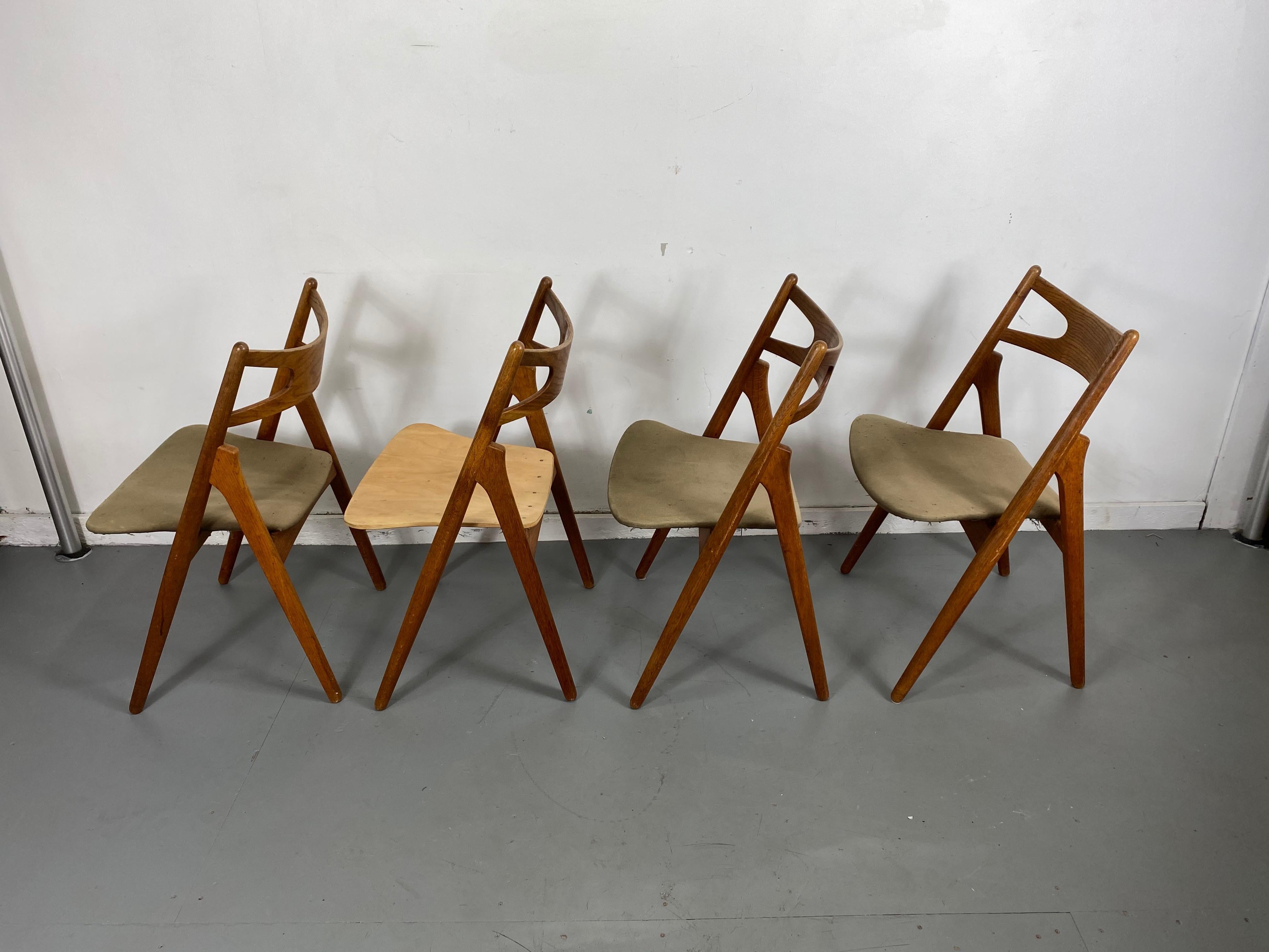 Hans J. Wegner Set of Four Sawbuck Chairs, Early Set in Oak, circa 1952, Denmark In Good Condition In Buffalo, NY