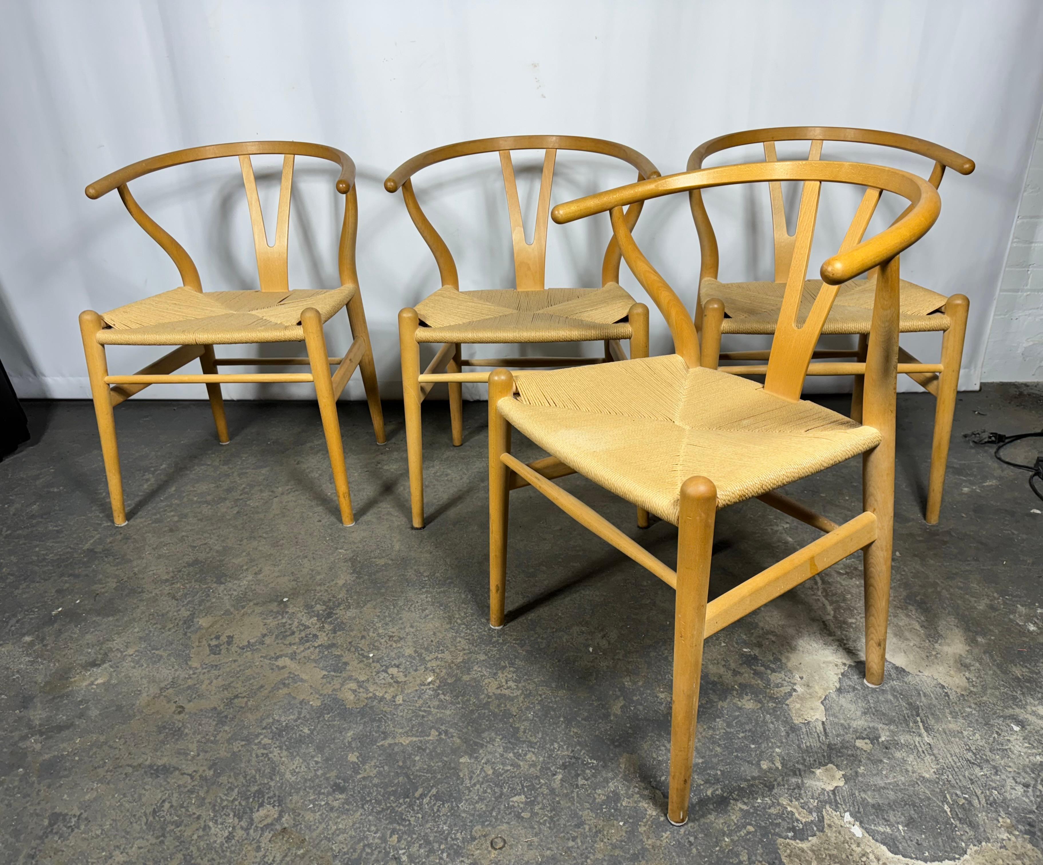 Hans J. Wegner: Satz von vier Wishbone-Stühlen aus Eiche, Carl Hansen & Sohn im Zustand „Gut“ im Angebot in Buffalo, NY
