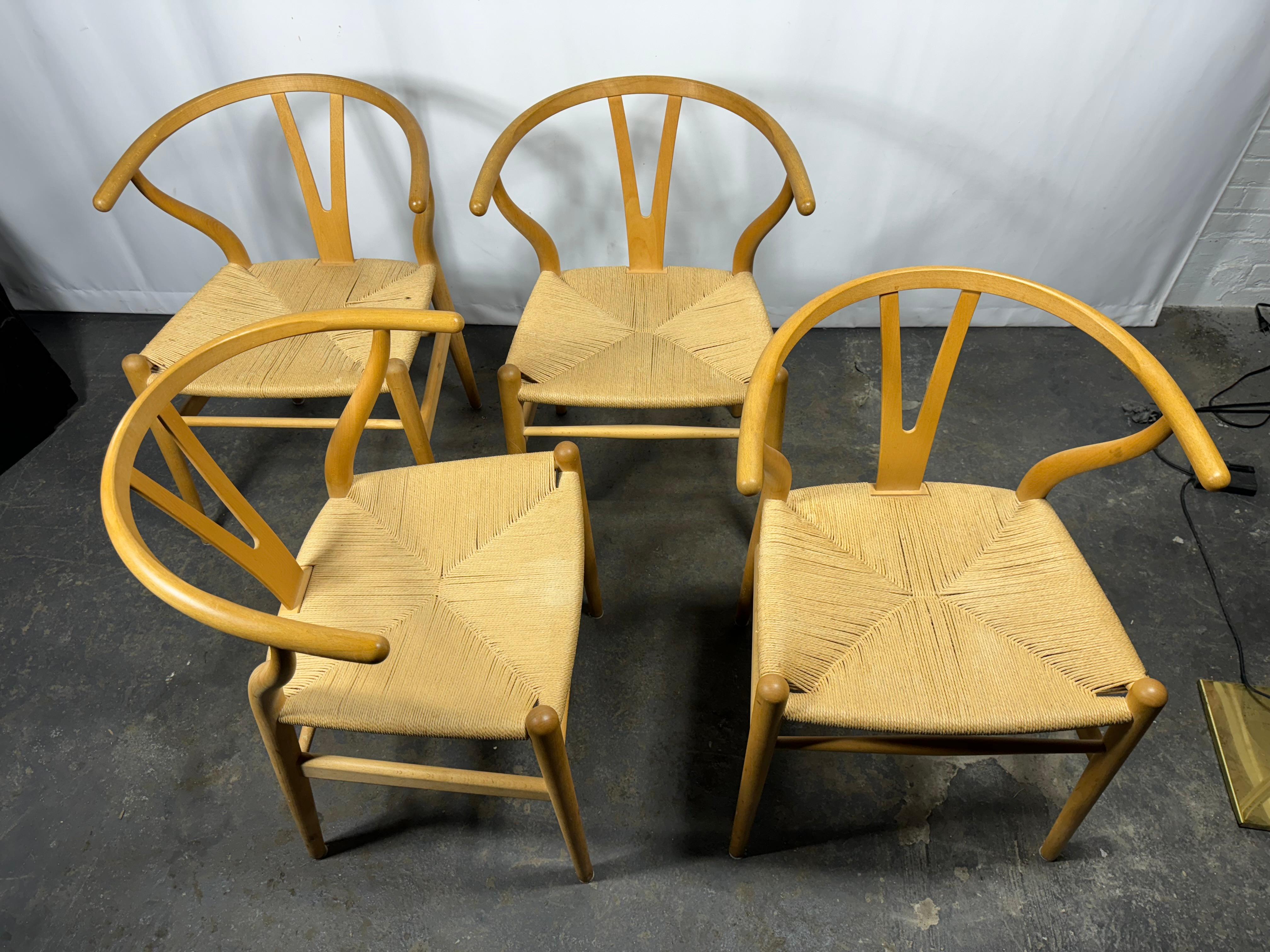 Hans J. Wegner: Satz von vier Wishbone-Stühlen aus Eiche, Carl Hansen & Sohn (Papierkordel) im Angebot