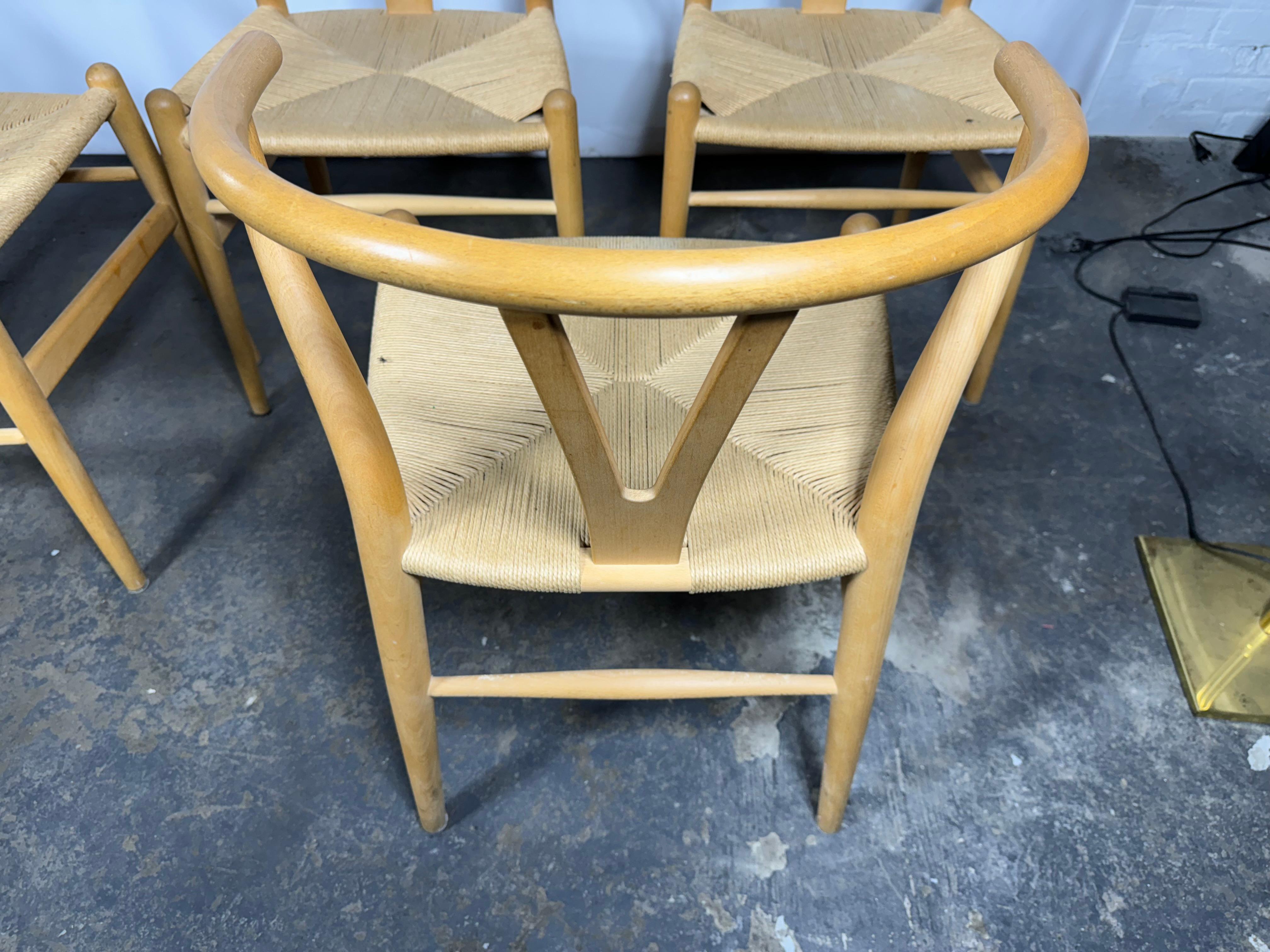 Hans J. Wegner: Satz von vier Wishbone-Stühlen aus Eiche, Carl Hansen & Sohn im Angebot 1