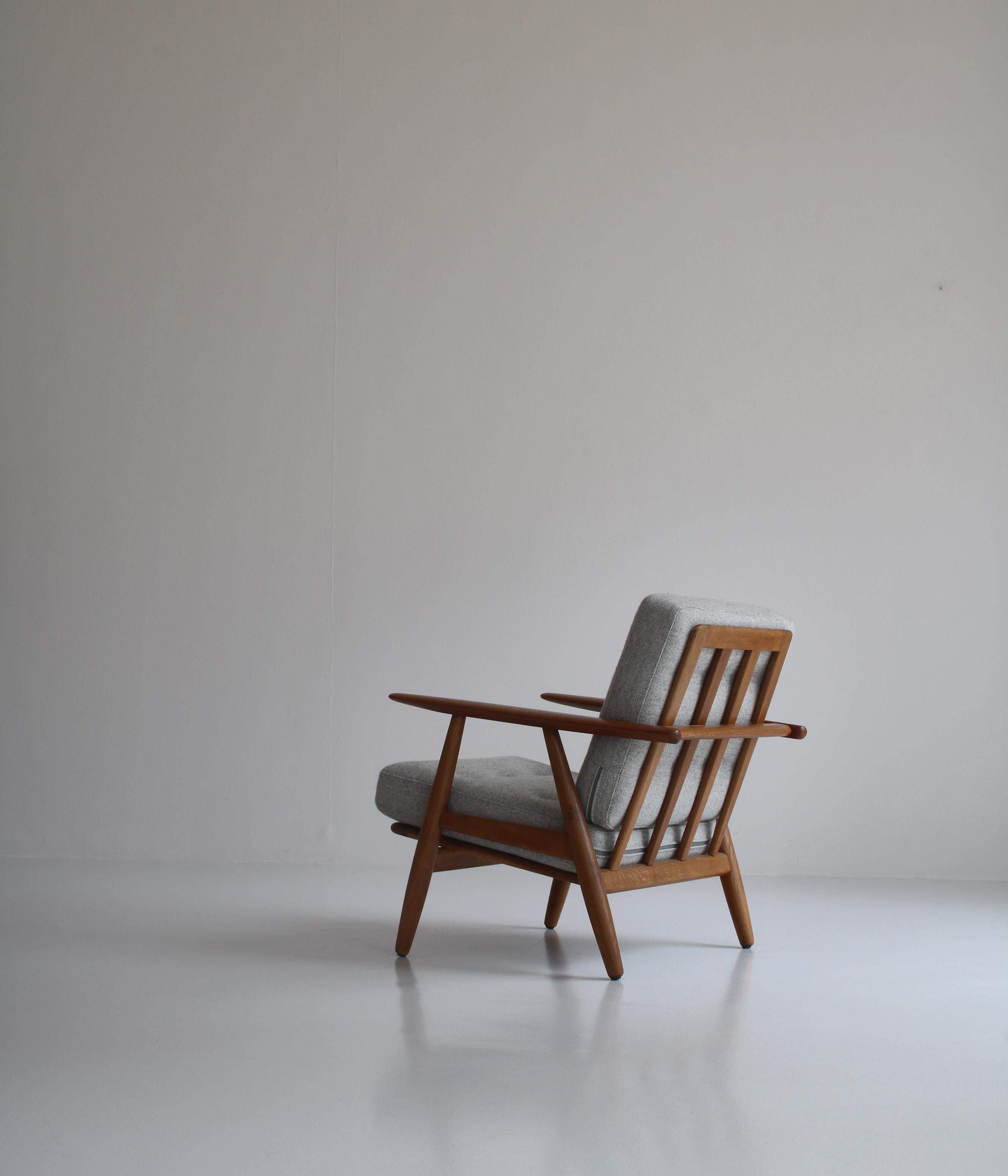 Hans J. Wegner Set of Lounge Chair Model GE-240 & Ottoman in Oak and Teak, 1950s 1
