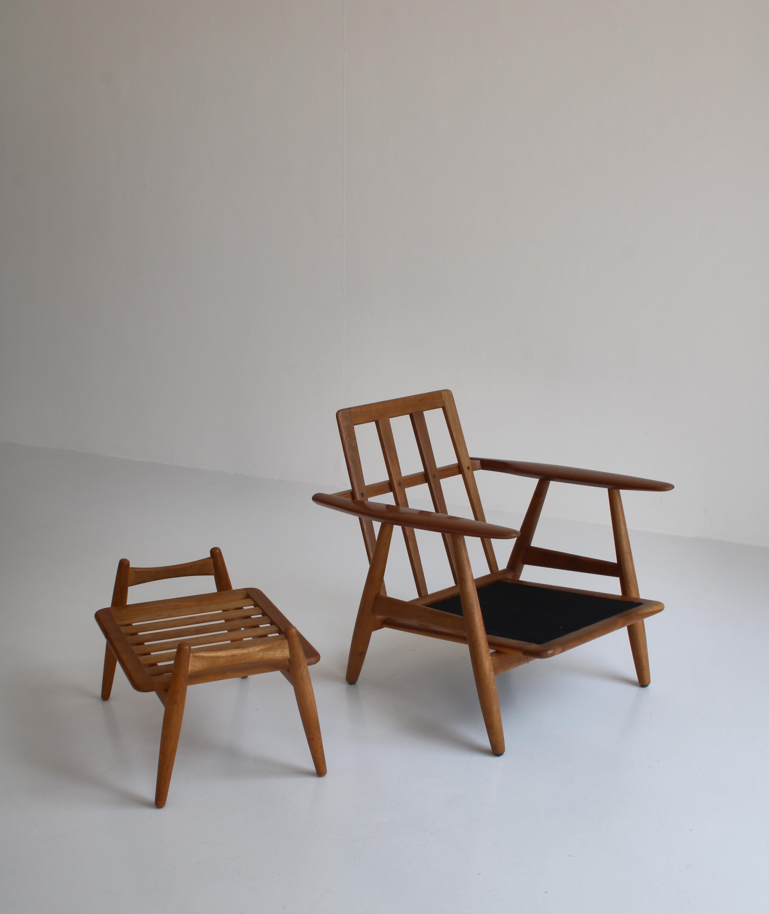 Hans J. Wegner Set of Lounge Chair Model GE-240 & Ottoman in Oak and Teak, 1950s 6