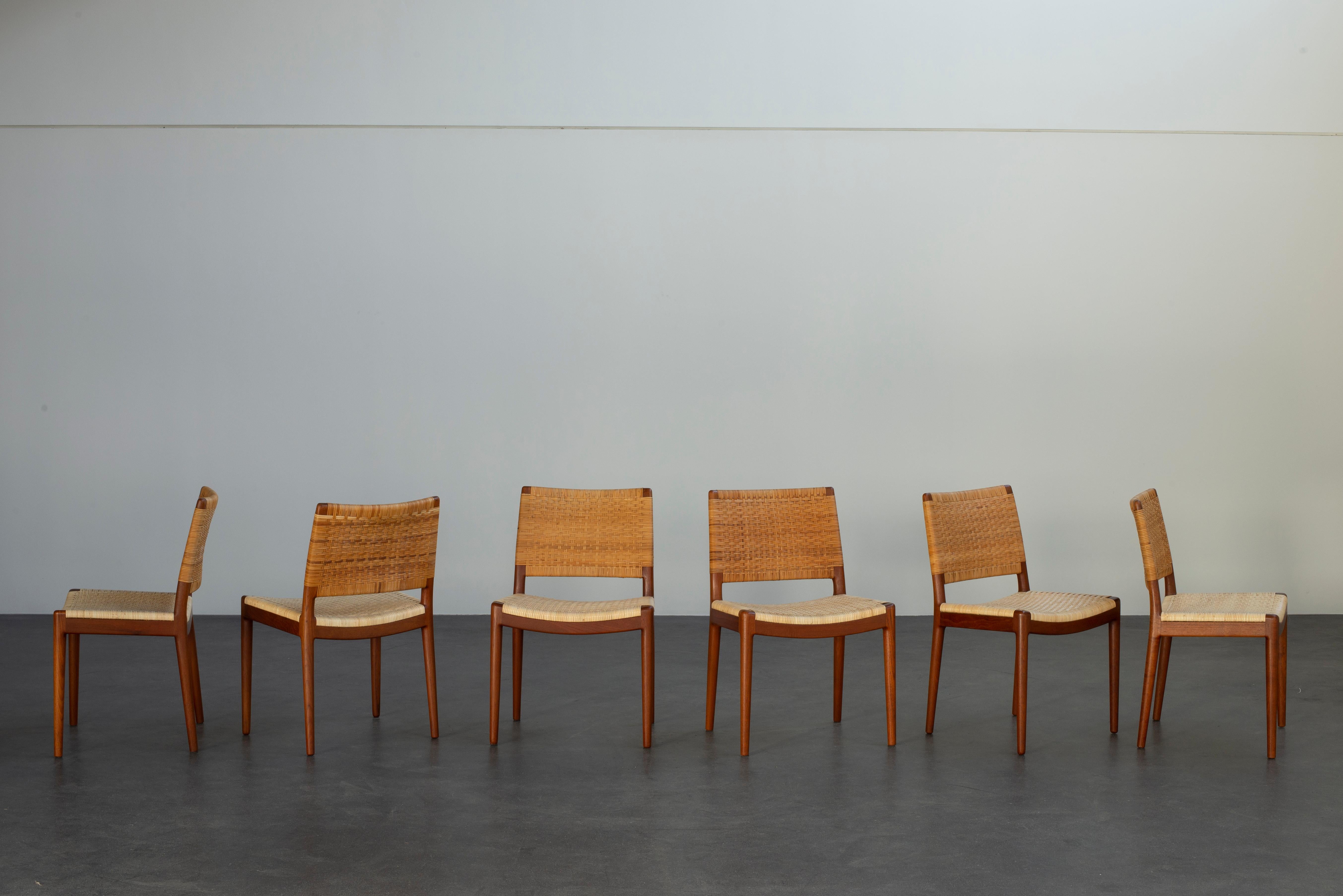 Hans J. Wegner Satz von sechs Stühlen aus Teakholz für Johannes Hansen (Skandinavische Moderne) im Angebot